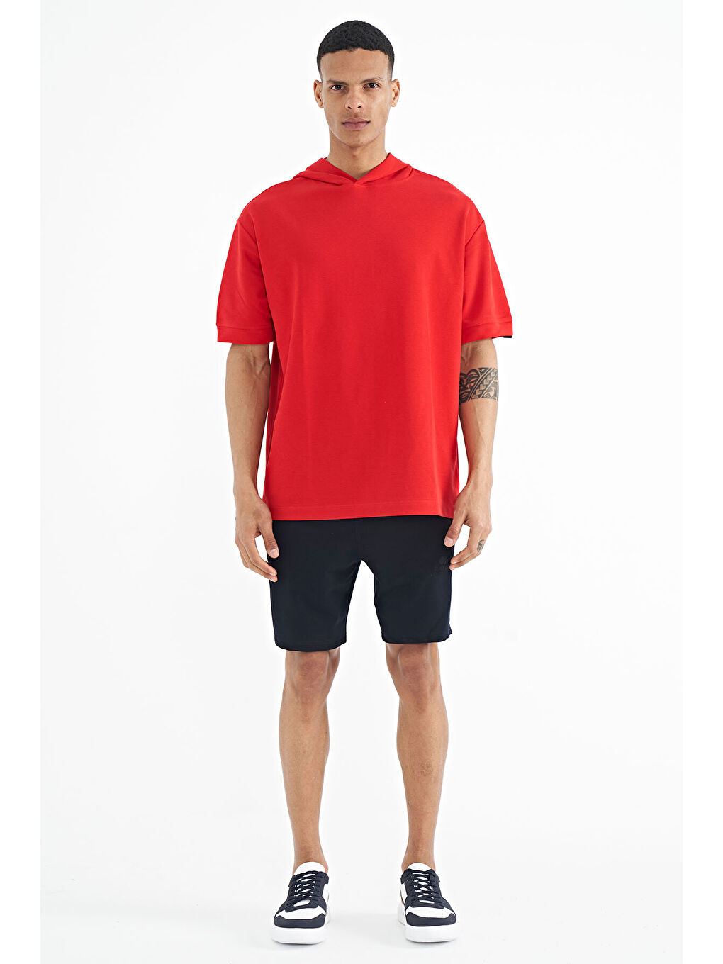 Kırmızı Kapüşonlu Kol Etiket Detaylı Oversize Erkek Tişört - 88179-1