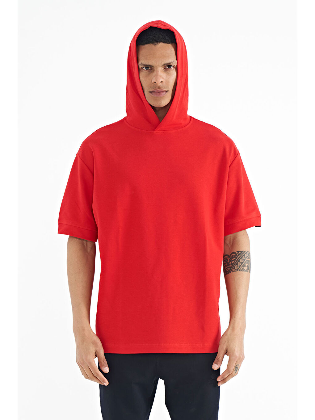 Kırmızı Kapüşonlu Kol Etiket Detaylı Oversize Erkek Tişört - 88179-2