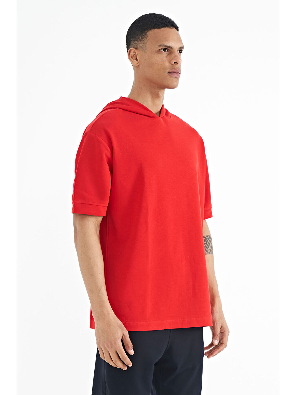 Kırmızı Kapüşonlu Kol Etiket Detaylı Oversize Erkek Tişört - 88179-4