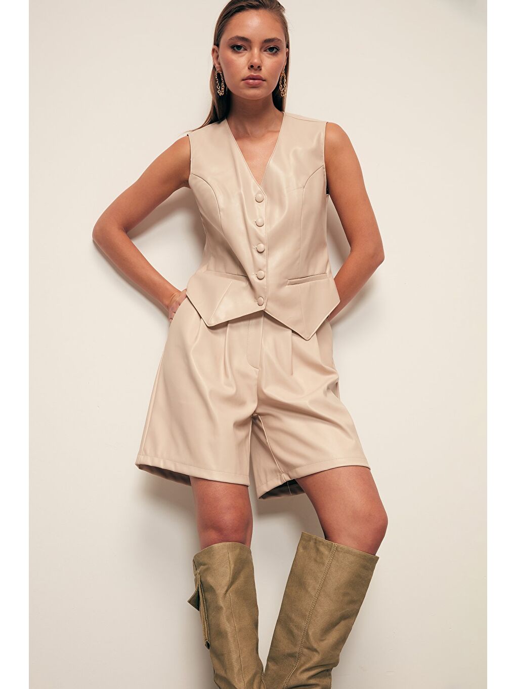 Bej Kemerli Deri Şort - Taş