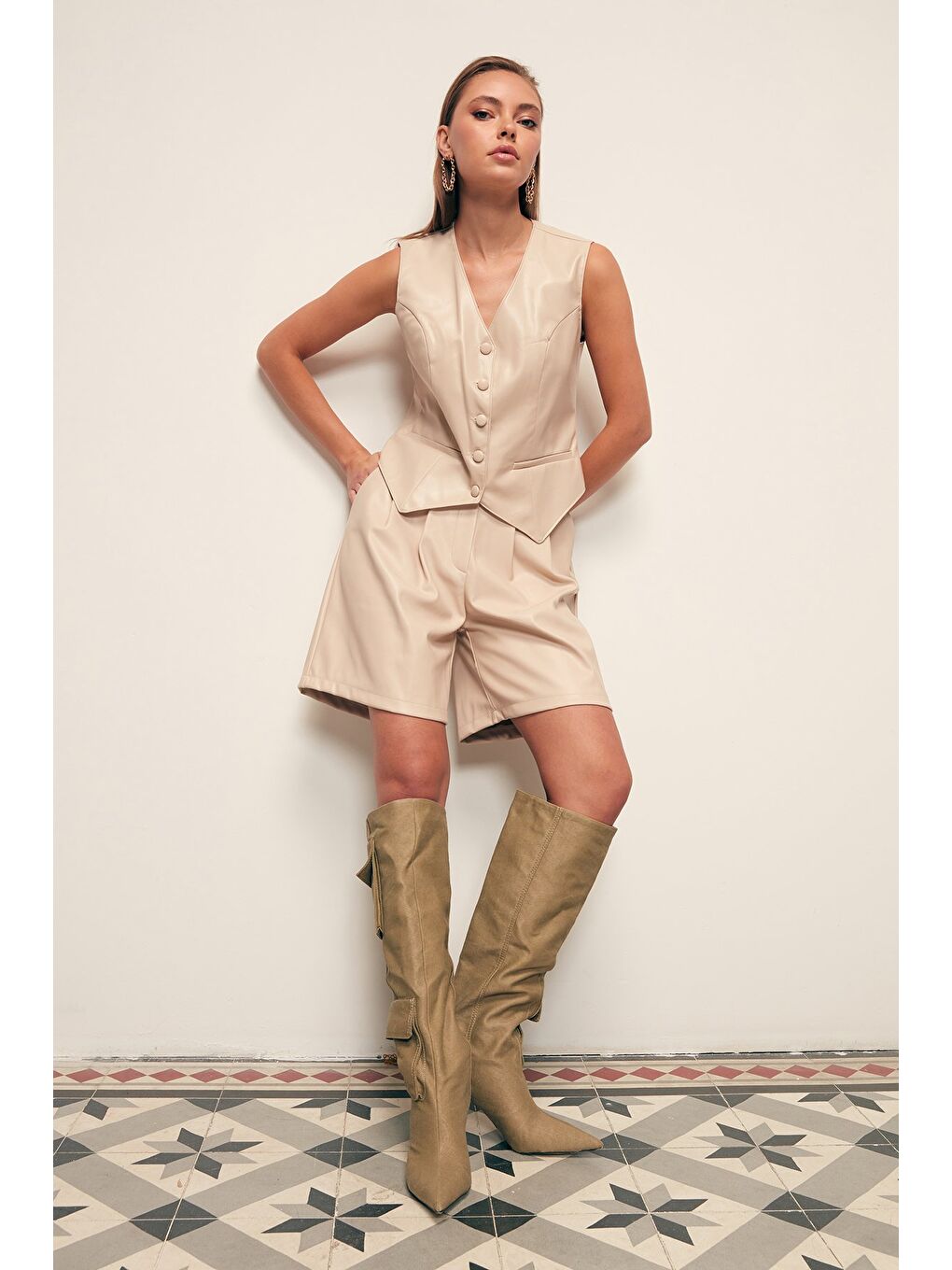 Bej Kemerli Deri Şort - Taş-1