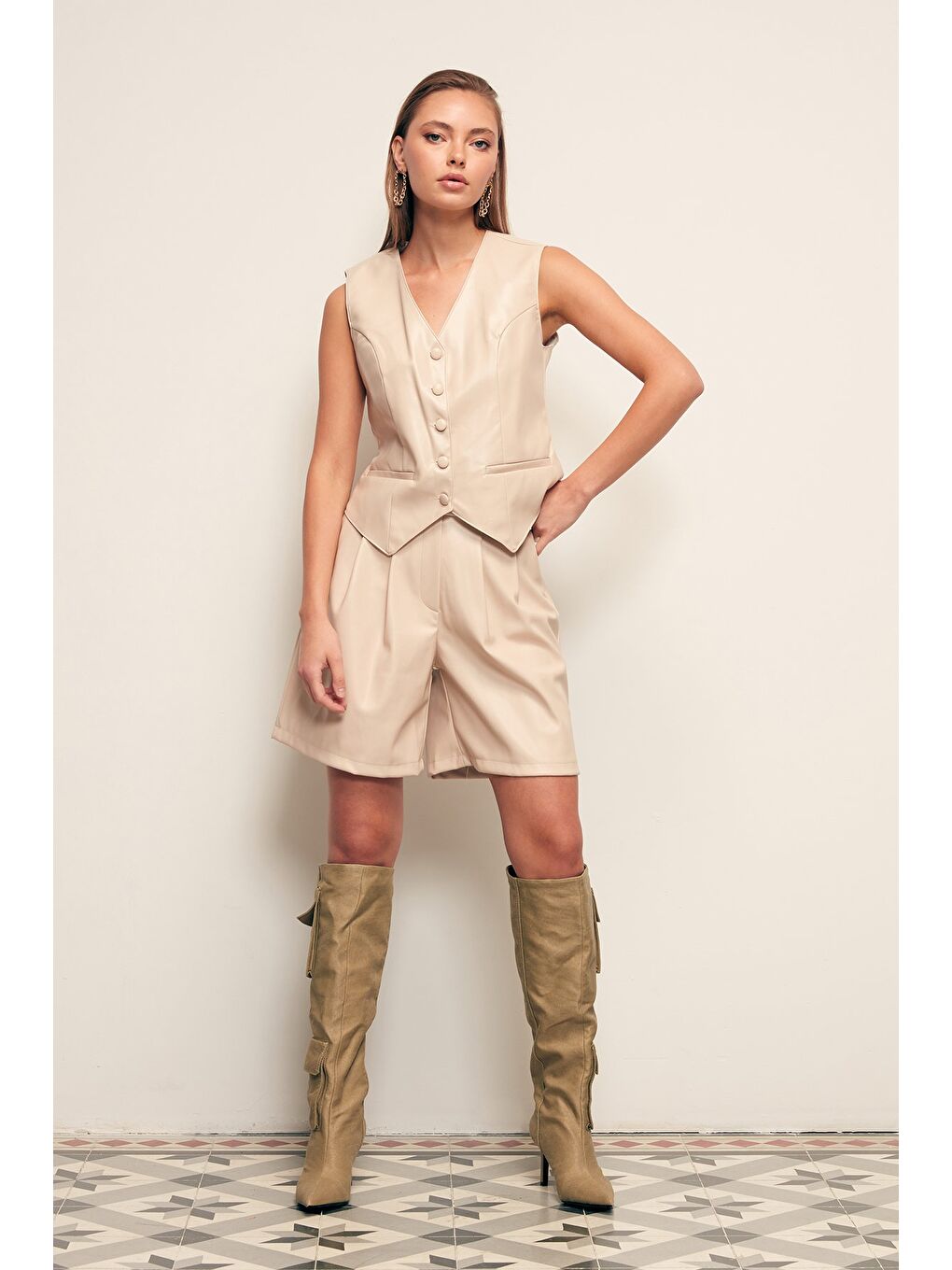 Bej Kemerli Deri Şort - Taş-2