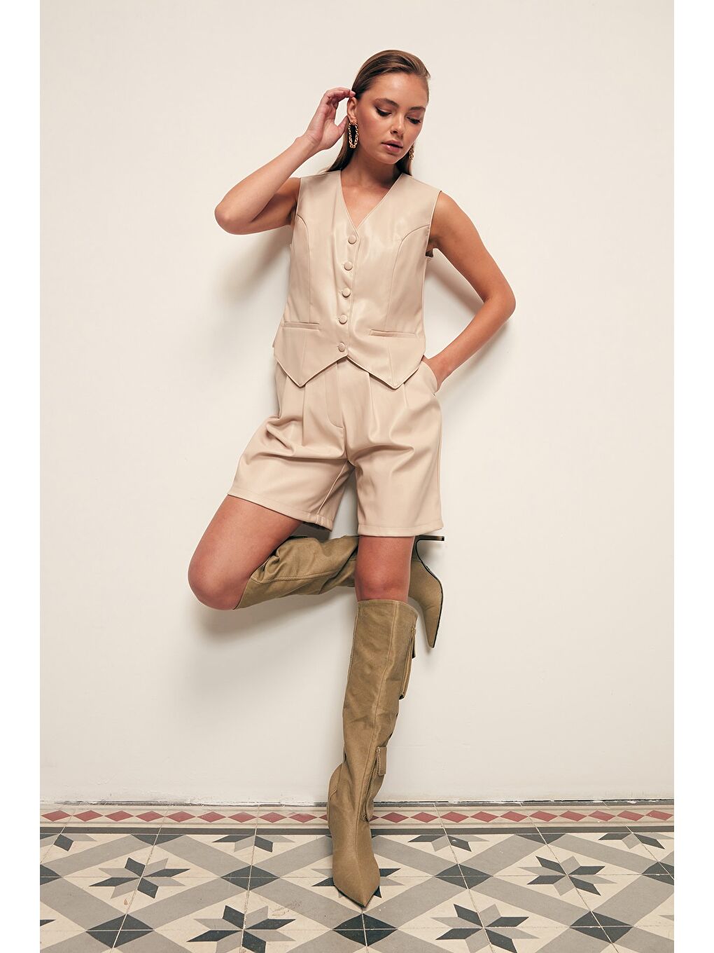 Bej Kemerli Deri Şort - Taş-3