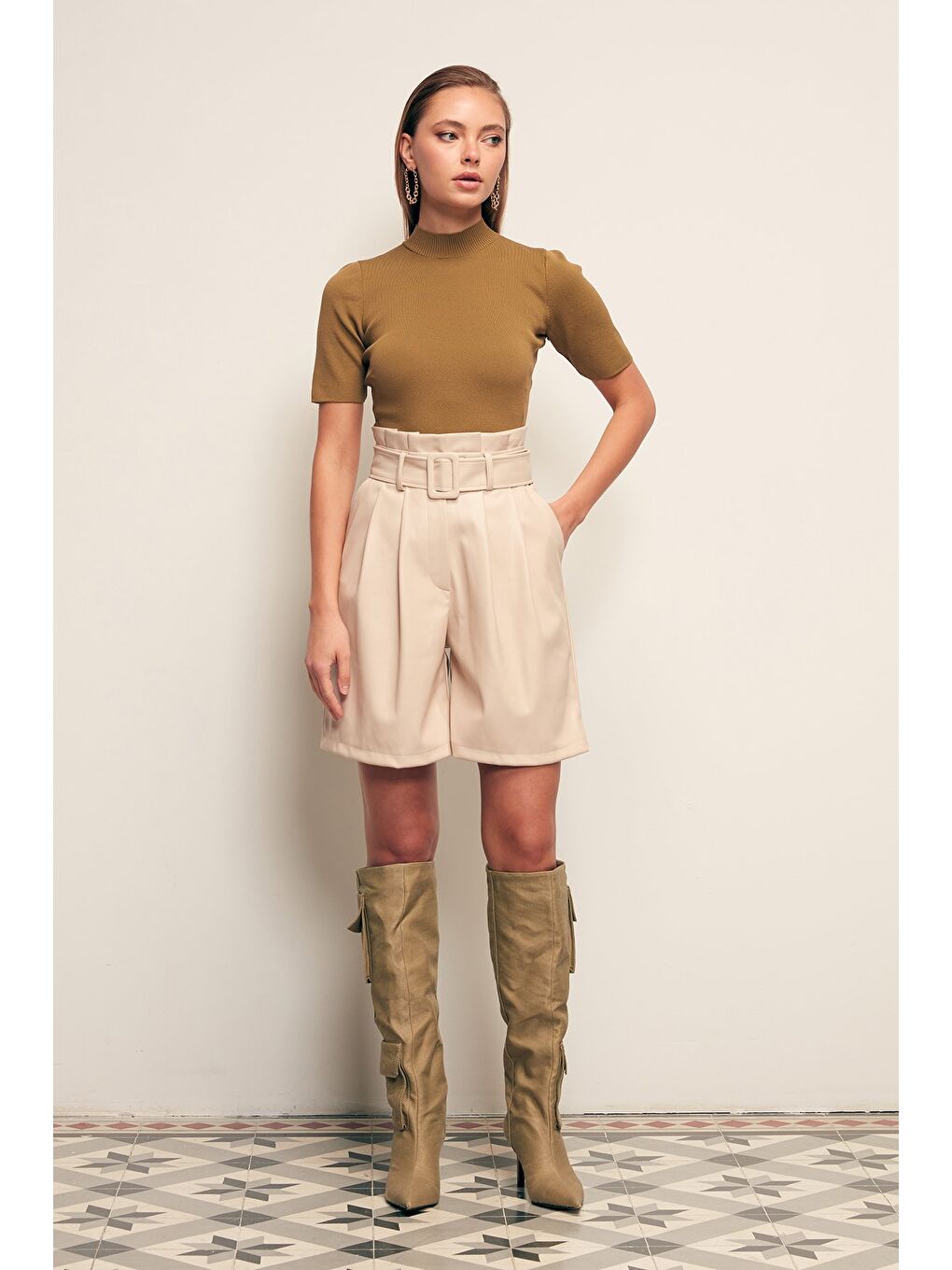 Bej Kemerli Deri Şort - Taş-4
