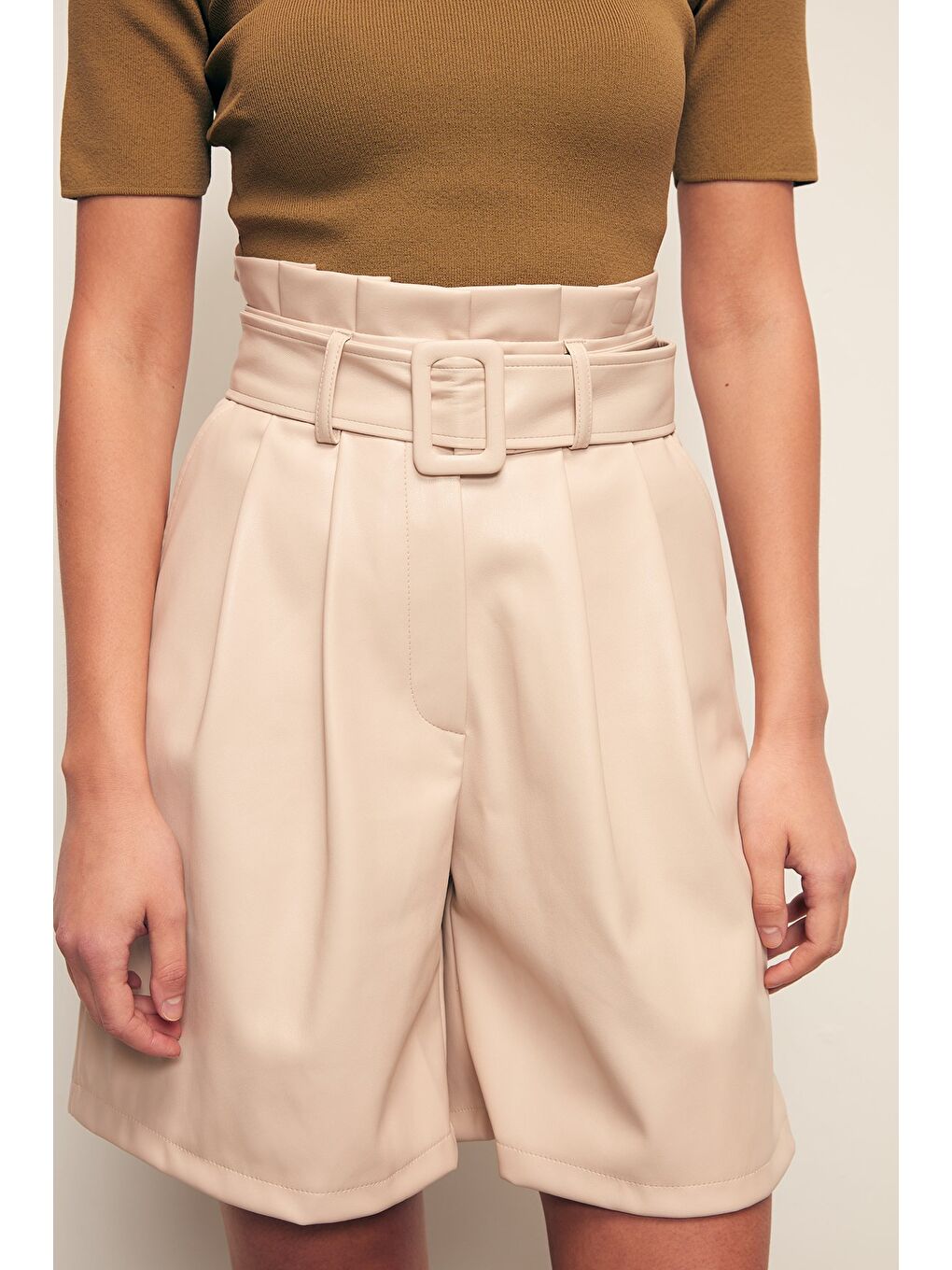 Bej Kemerli Deri Şort - Taş-5