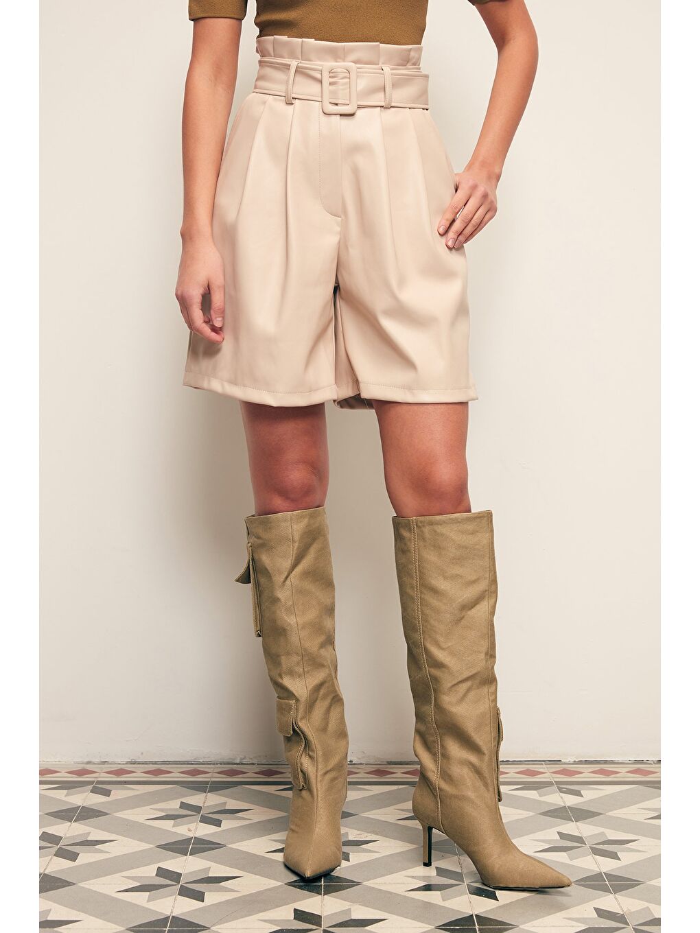 Bej Kemerli Deri Şort - Taş-6