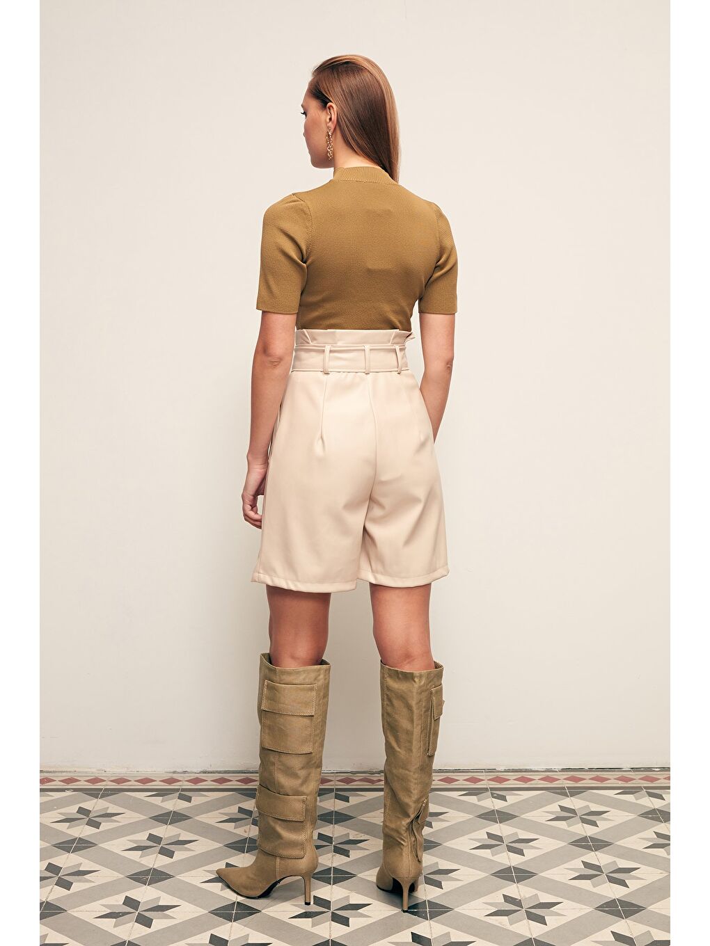 Bej Kemerli Deri Şort - Taş-7