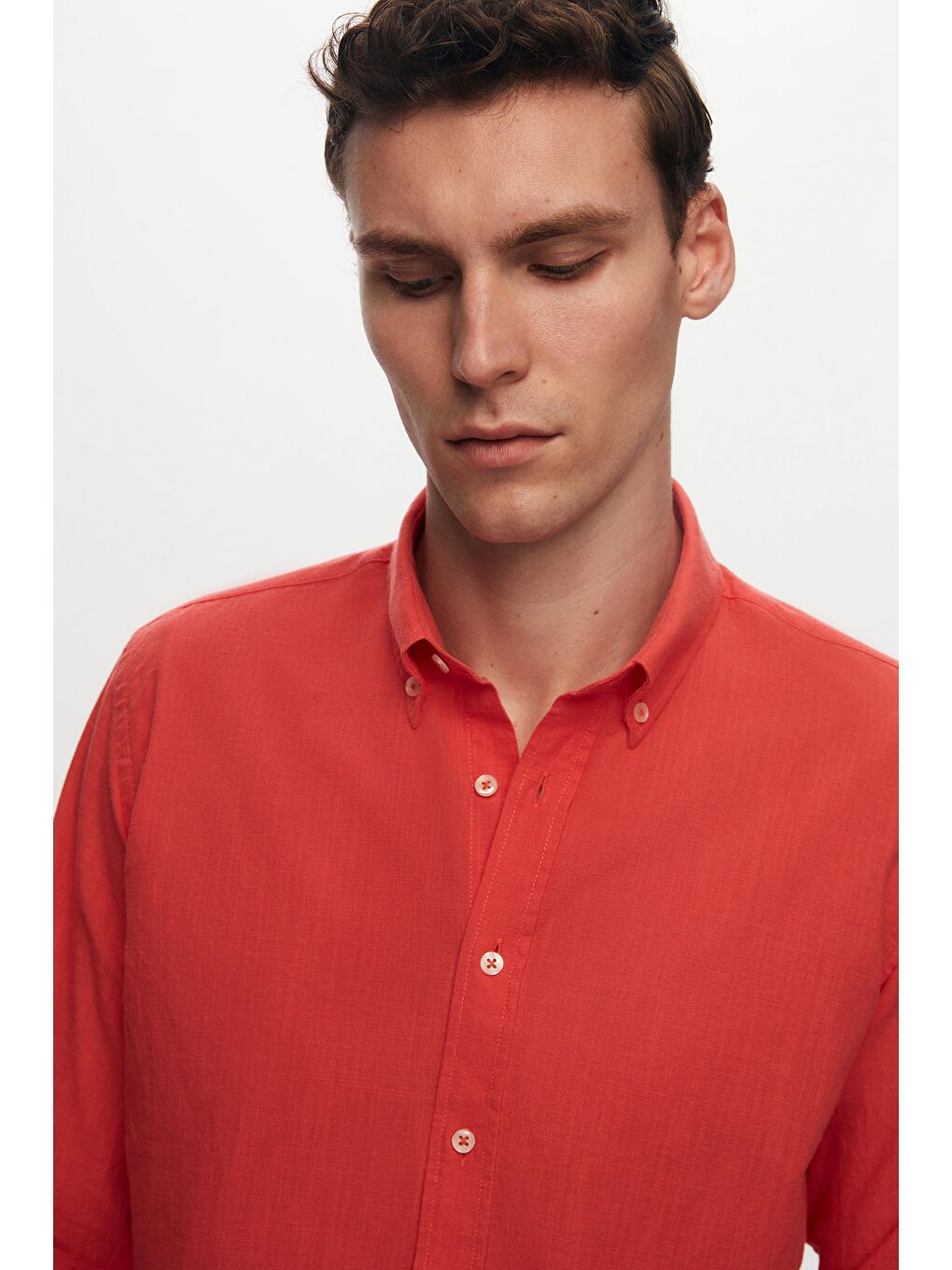 Kırmızı Slim Fit Nar Çiçeği Düğmeli Yaka %100 Pamuk Yazlık Flamlı Keten Görünümlü Gömlek-2