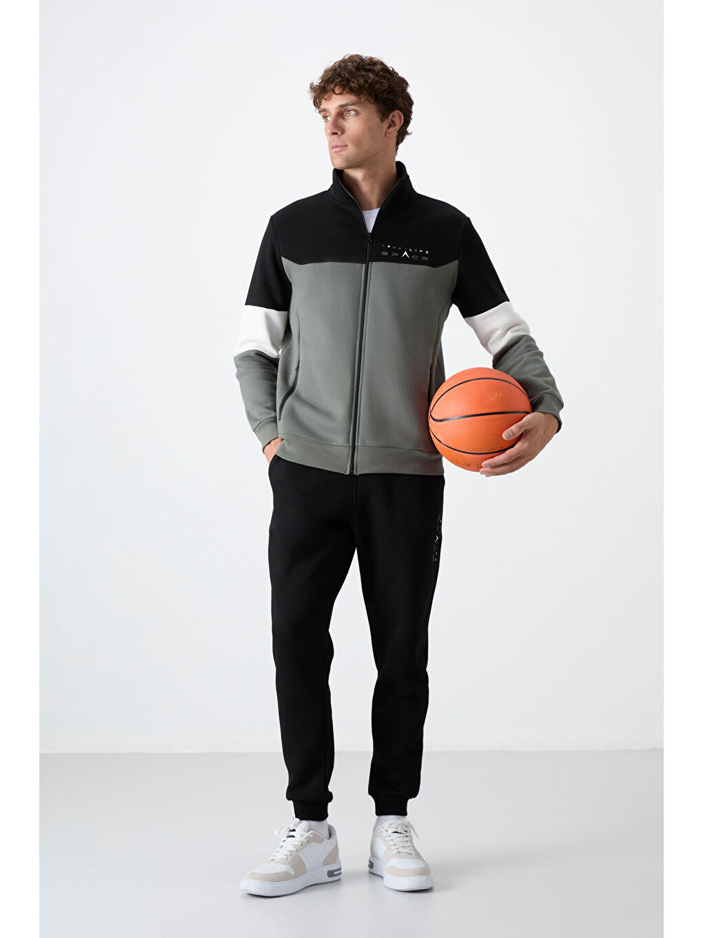 Çağla - Siyah Dik Yaka  Renk Geçişli Baskı Detaylı Standart Kalıp Erkek Eşofman Takımı  - 85186-1