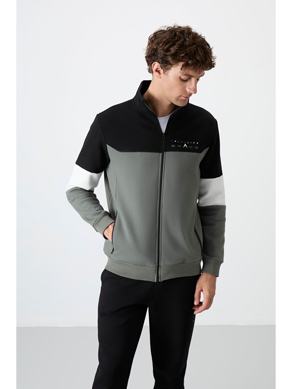 Çağla - Siyah Dik Yaka  Renk Geçişli Baskı Detaylı Standart Kalıp Erkek Eşofman Takımı  - 85186-2