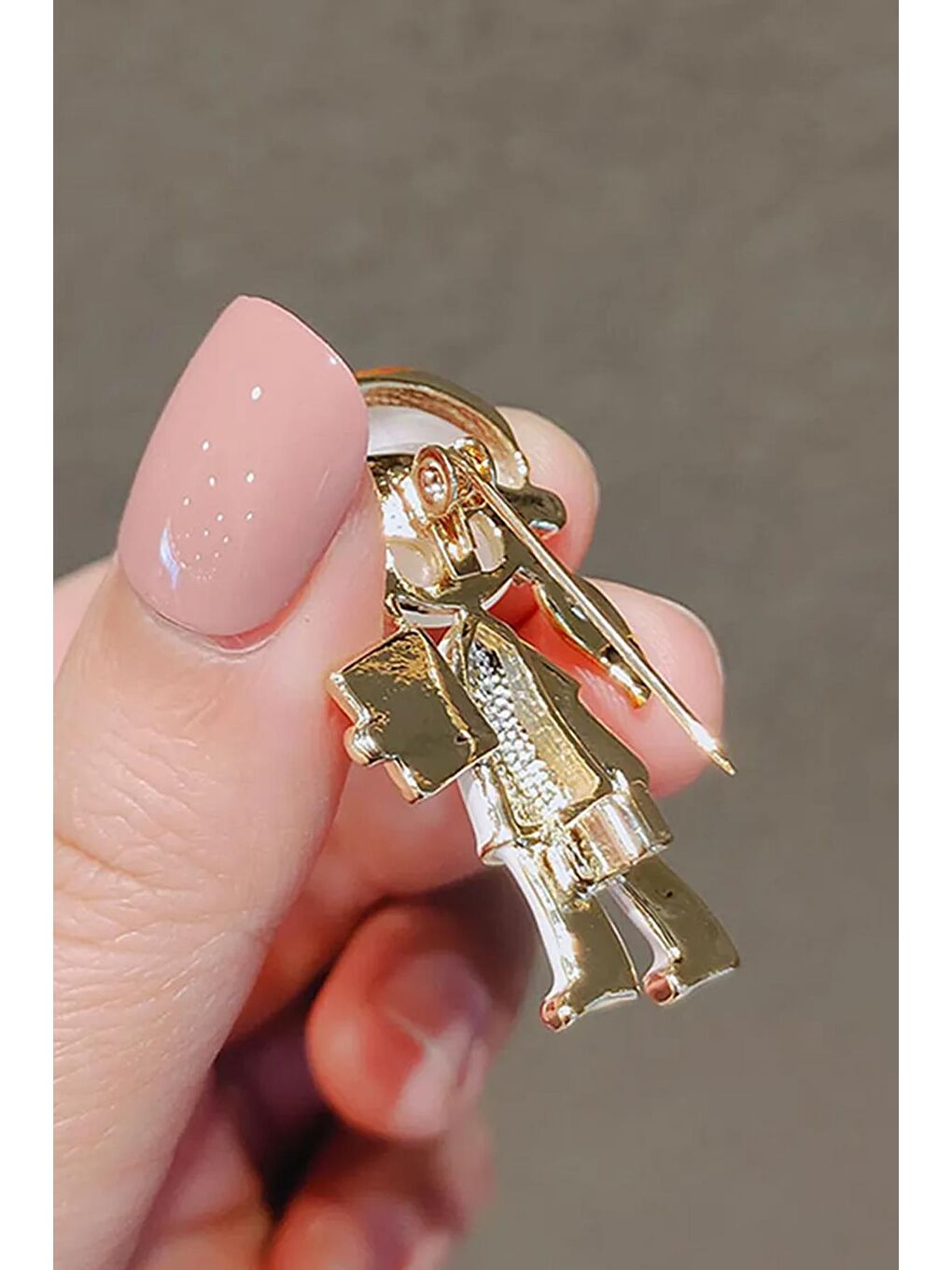 Sarı Kadın Doktor veya Hemşire Karakterli Mineli Yaka İğnesi Broş-9