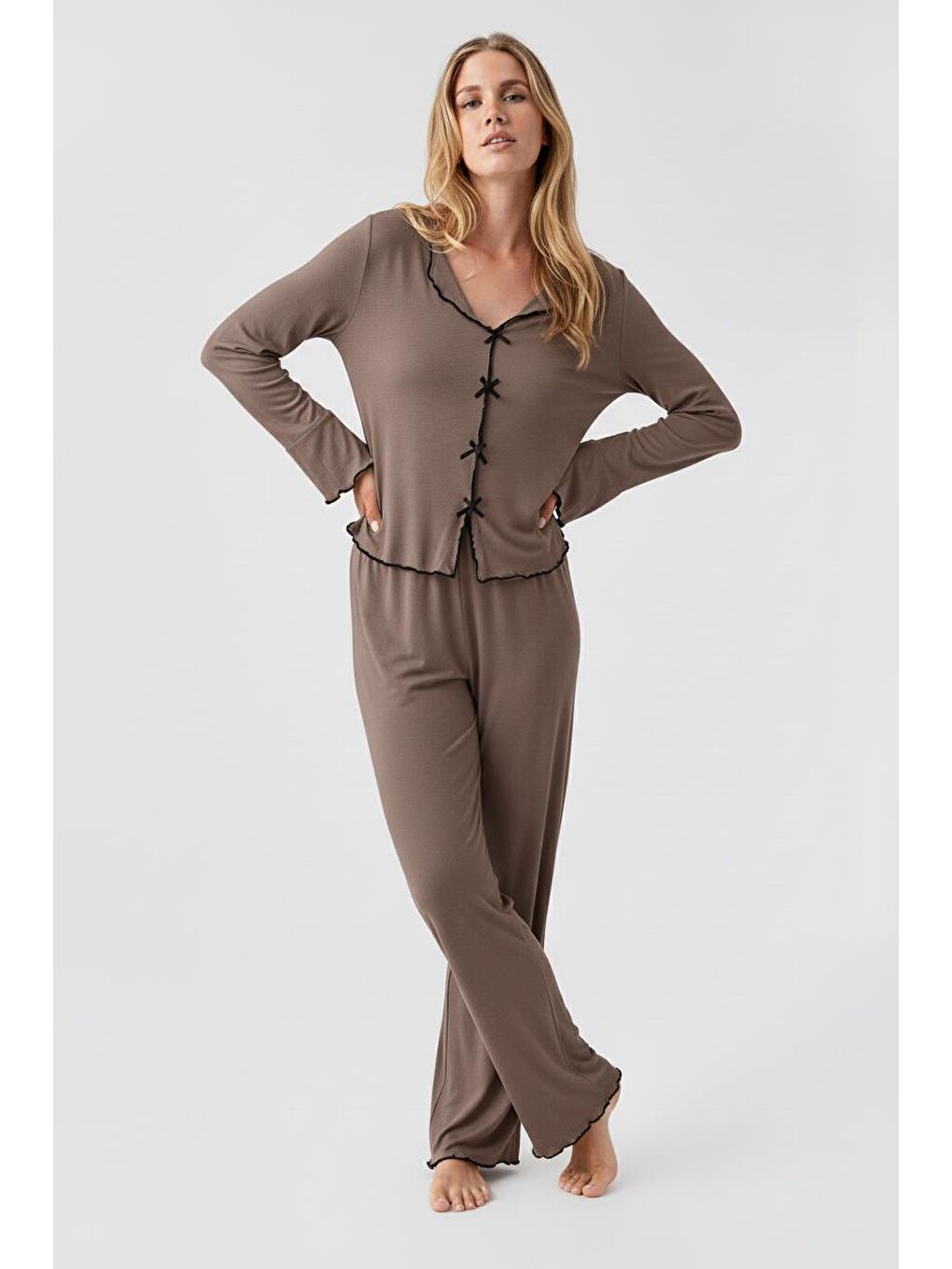 Bej Uzun Kollu Kurdele Fiyonk Detaylı Esnek Viskoz Pijama Takım 18208-1