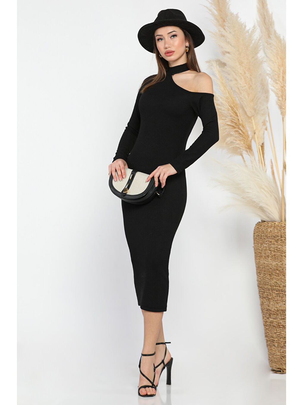 Siyah Omuz Dekolteli Elastanlı Elbise