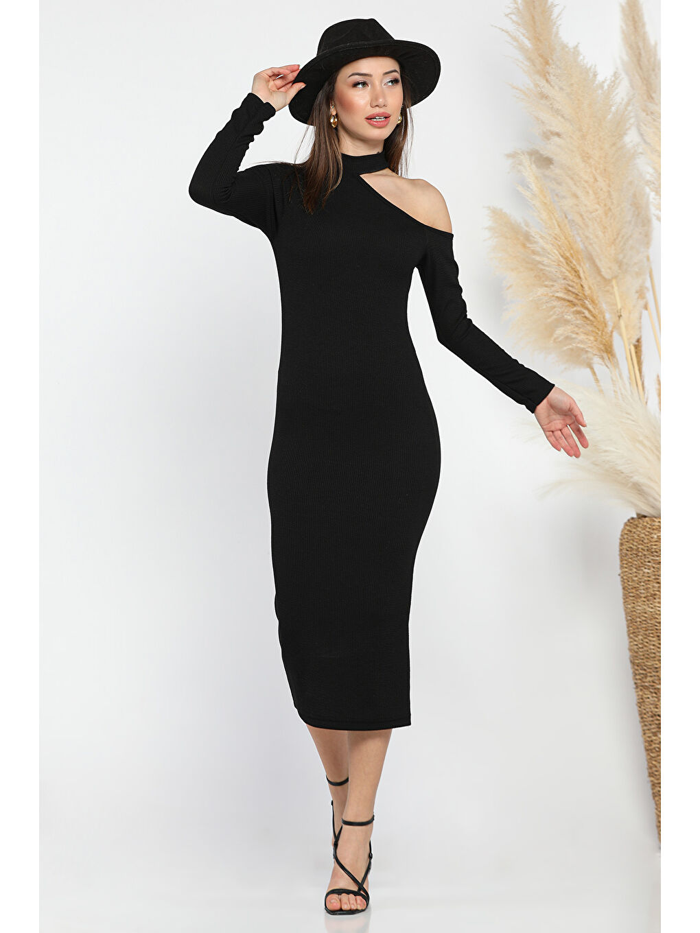 Siyah Omuz Dekolteli Elastanlı Elbise-1