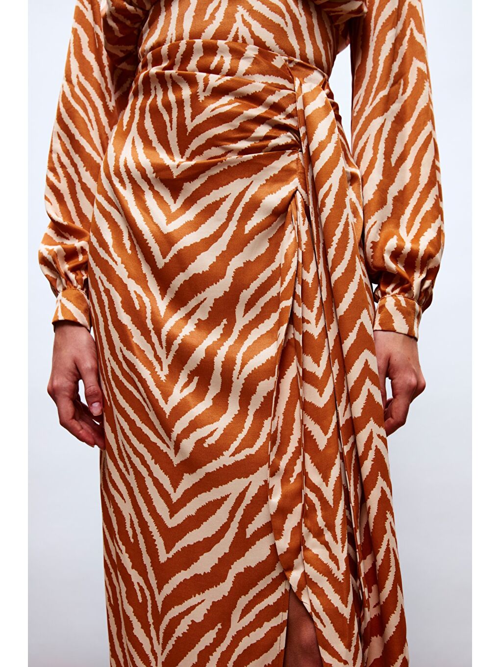 Kahverengi Zebra Desenli Saten Etek - Camel-4