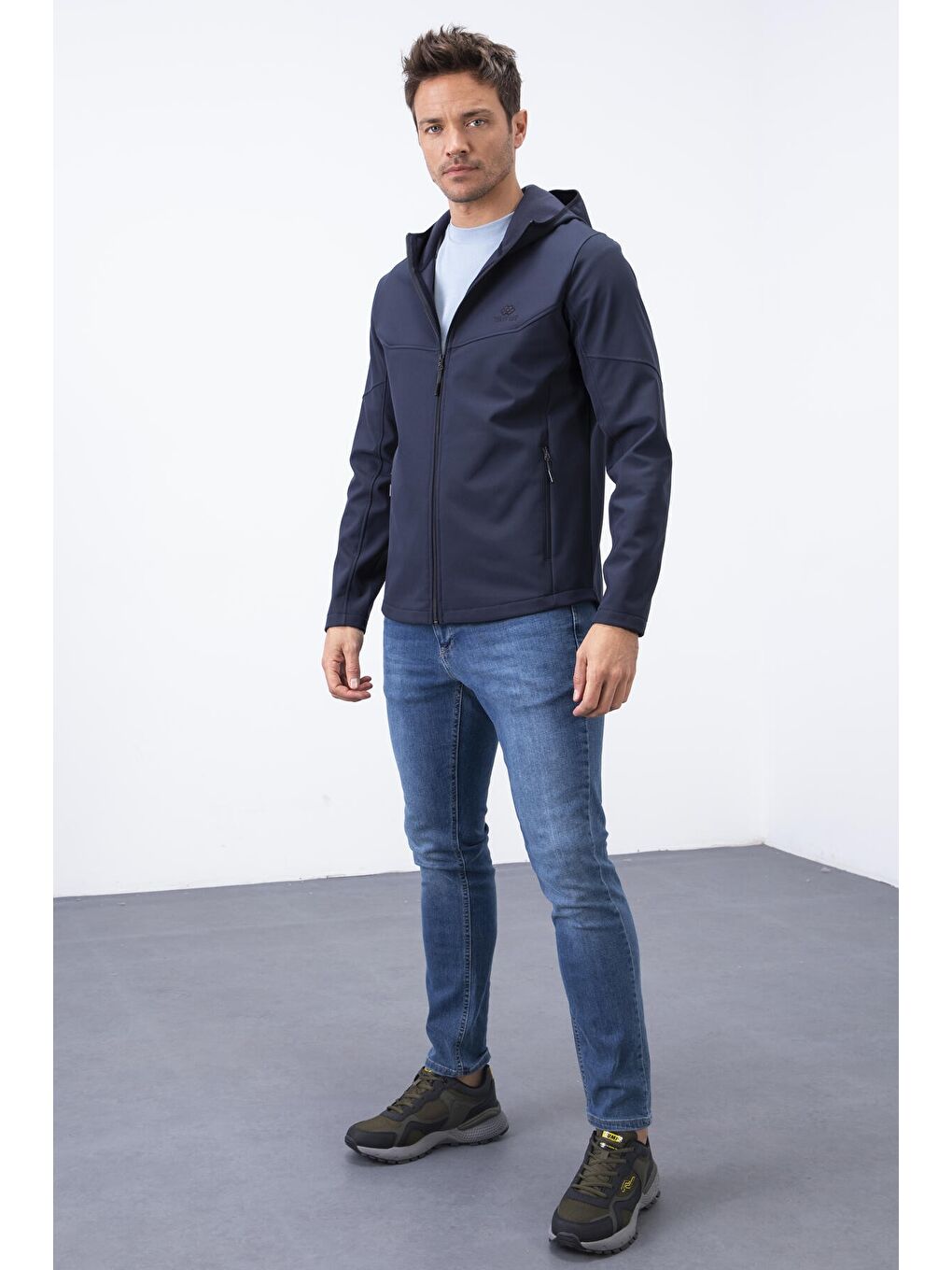 Lacivert Fermuarlı Kapüşonlu Su ve Rüzgar Geçirmez Softshell Erkek Mont - 88051-1