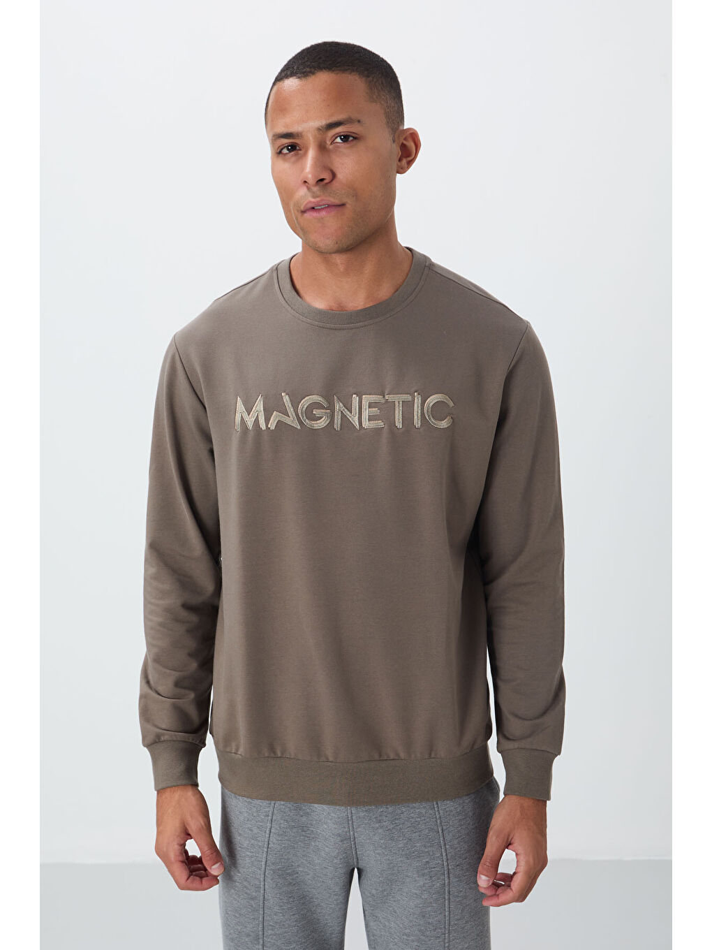 Koyu Bej Yazı Nakışlı Bisiklet Yaka Rahat Form Erkek Sweatshirt - 88020-4