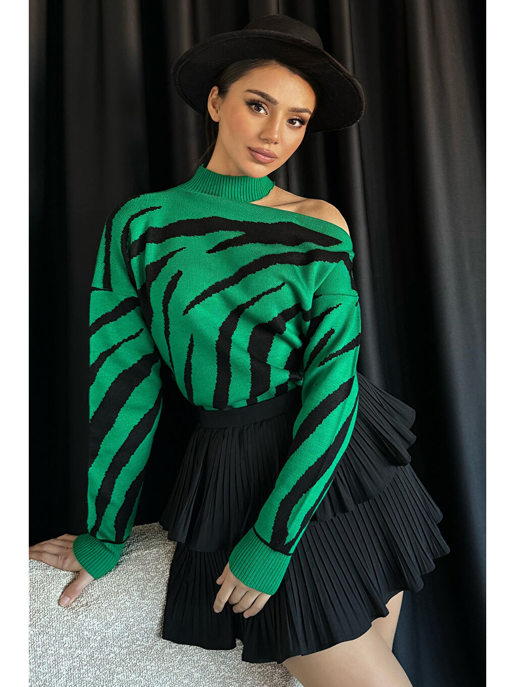 Yeşil Kadın Omuz Dekolteli Zebra Desenli Triko Bluz-1