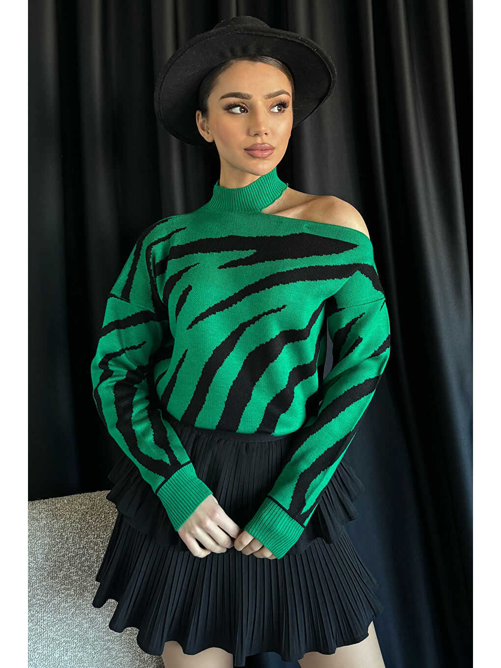Yeşil Kadın Omuz Dekolteli Zebra Desenli Triko Bluz-3
