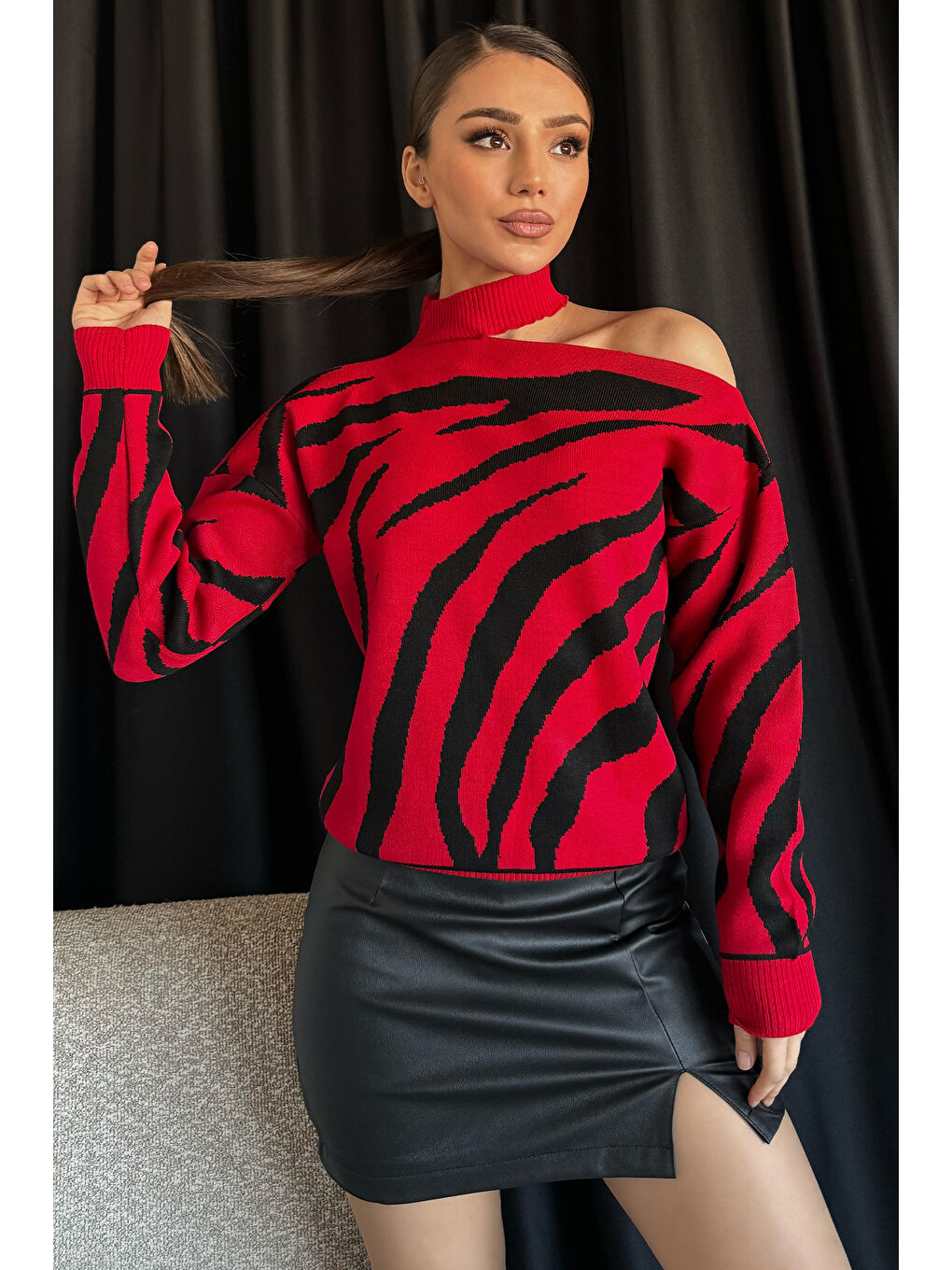Bordo Kadın Omuz Dekolteli Zebra Desenli Triko Bluz-5