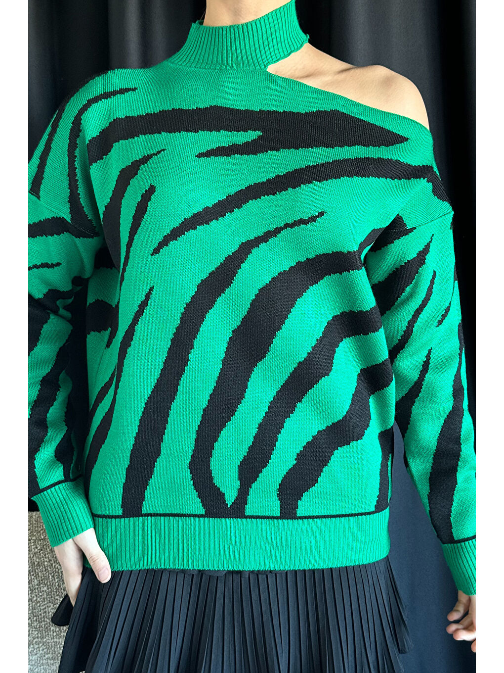 Yeşil Kadın Omuz Dekolteli Zebra Desenli Triko Bluz-5