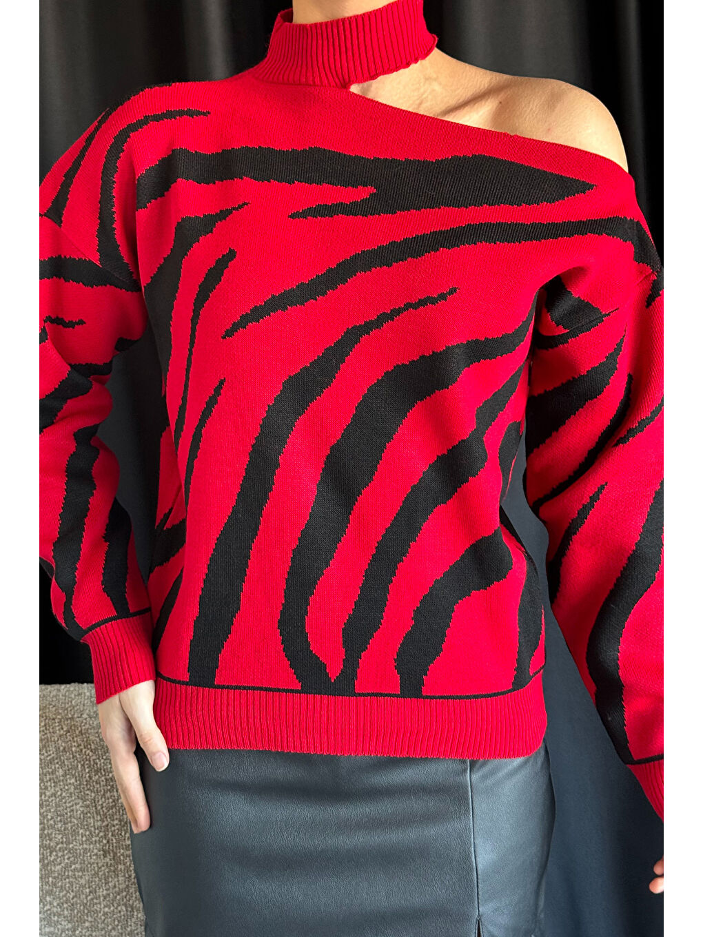 Bordo Kadın Omuz Dekolteli Zebra Desenli Triko Bluz-6