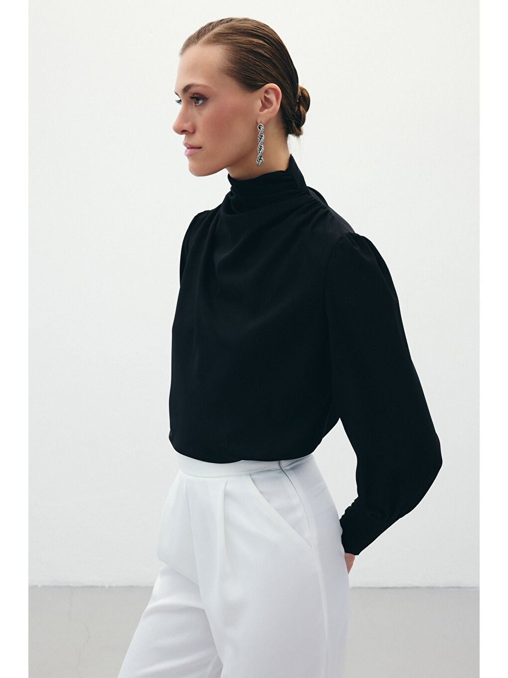 Drape Detaylı Bluz - Siyah-2