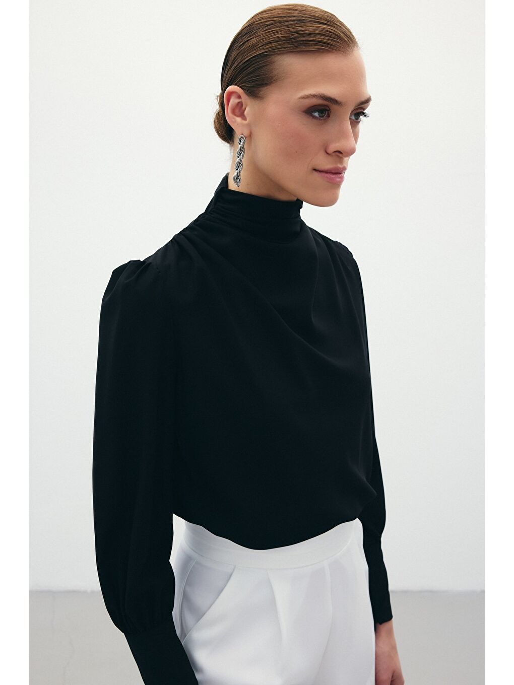 Drape Detaylı Bluz - Siyah-3