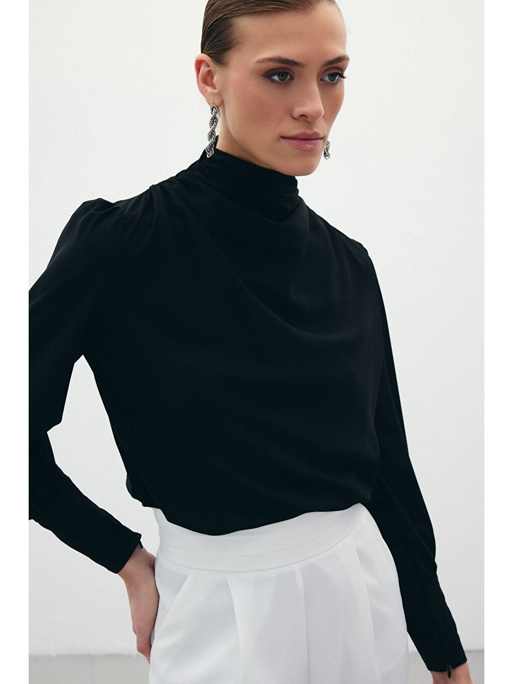 Drape Detaylı Bluz - Siyah-4