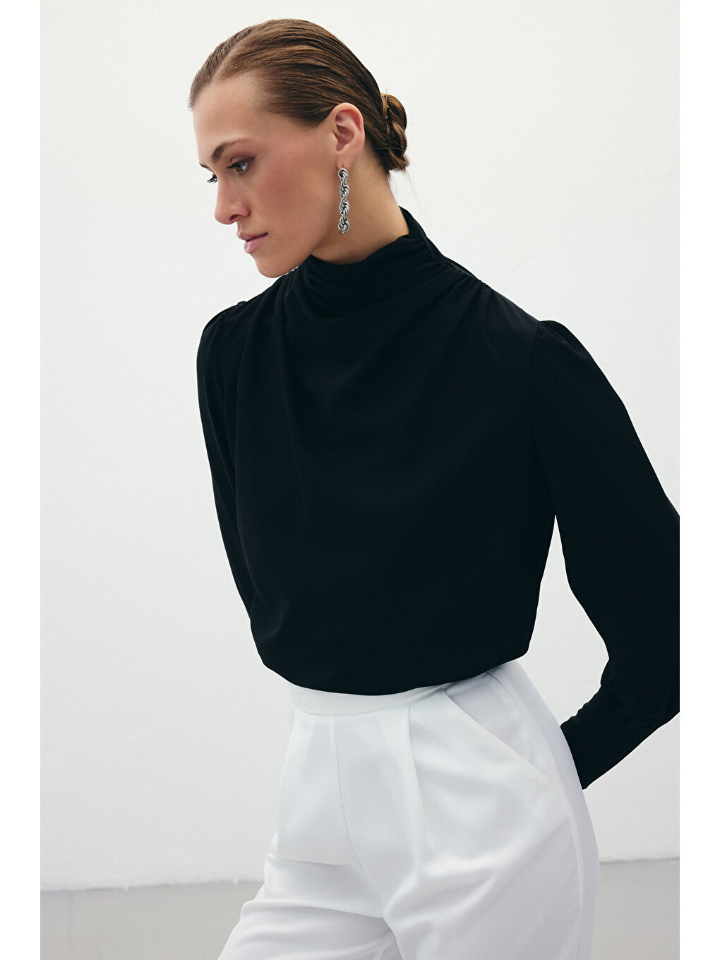 Drape Detaylı Bluz - Siyah-5