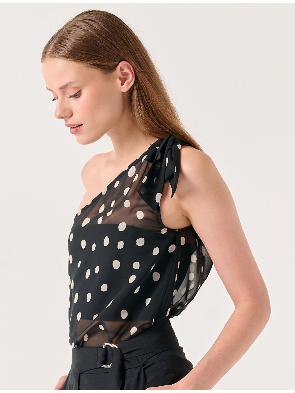 Siyah Puantiyeli Tek Omuz Şifon Bluz-2