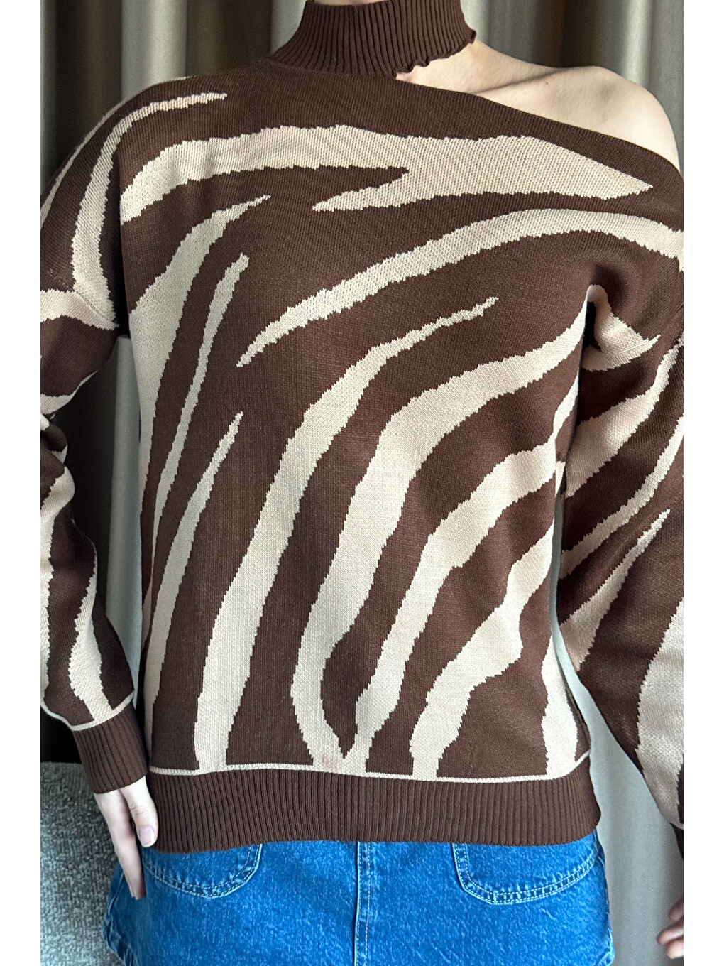 Bej Kadın Omuz Dekolteli Zebra Desenli Triko Bluz-10
