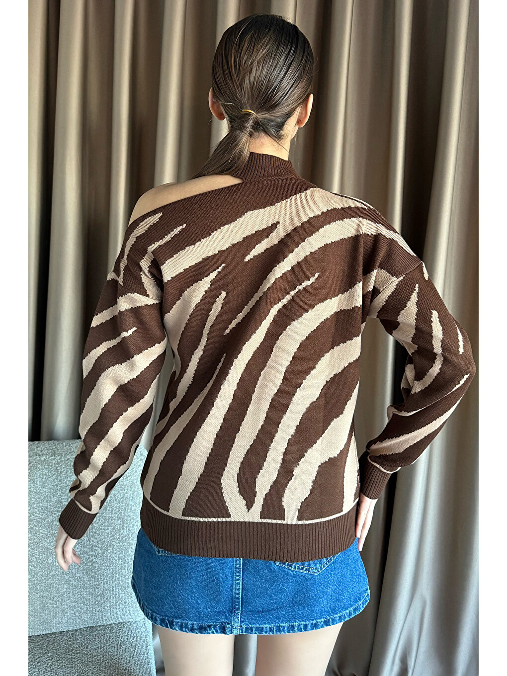 Bej Kadın Omuz Dekolteli Zebra Desenli Triko Bluz-11