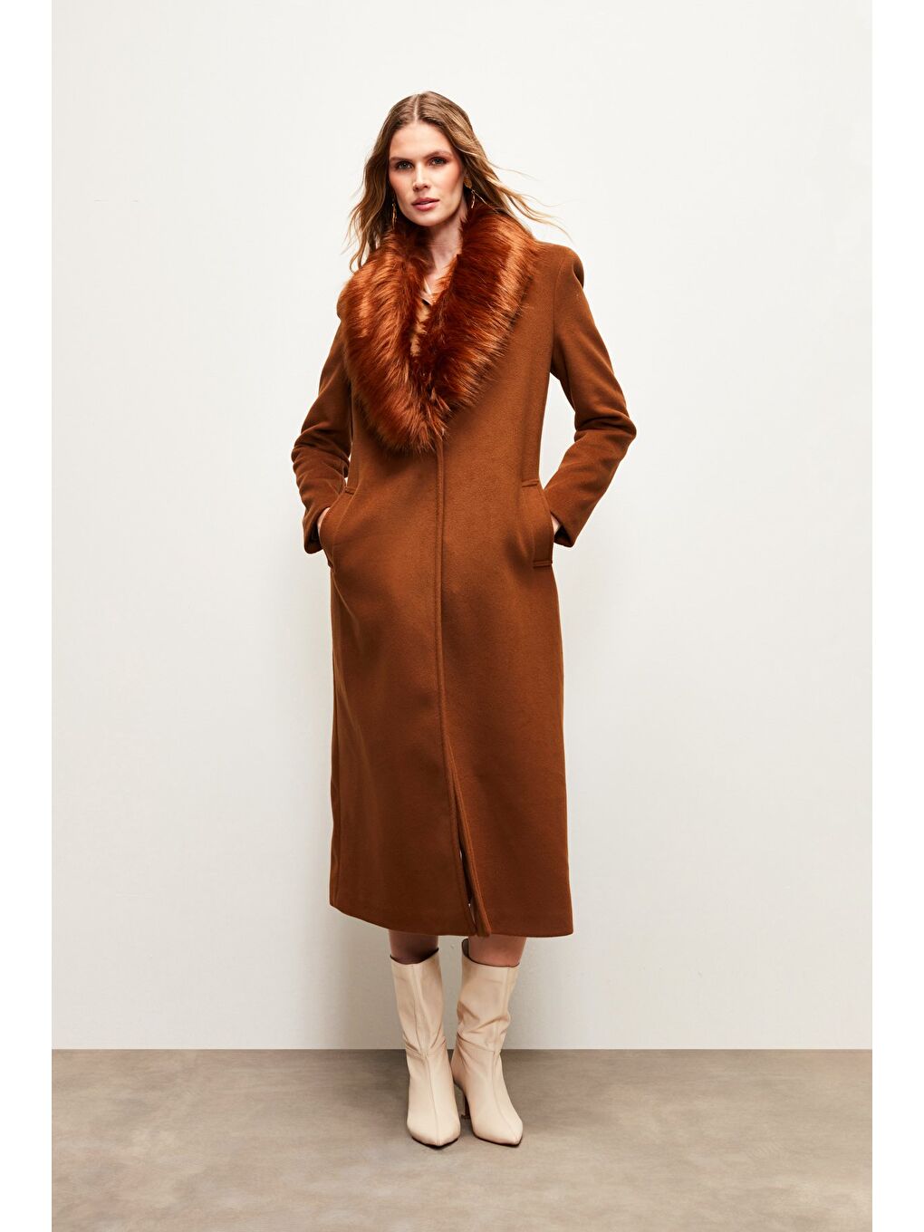 Kahverengi Yaka Kürklü Uzun Kaban - Kahve-3