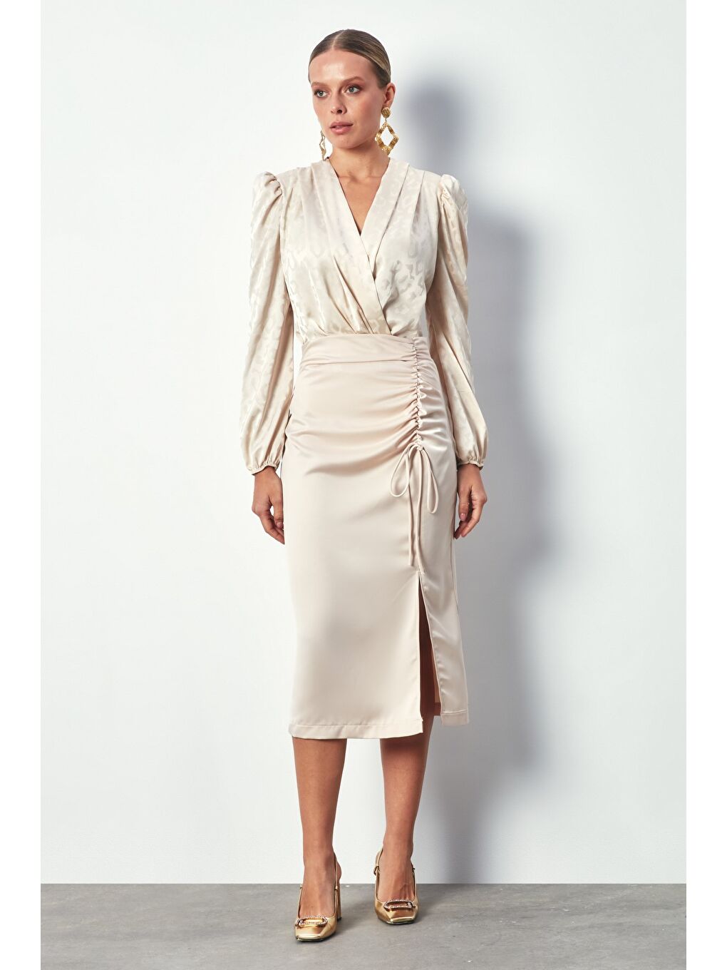 Büzgü Detaylı Saten Etek - Bej-1