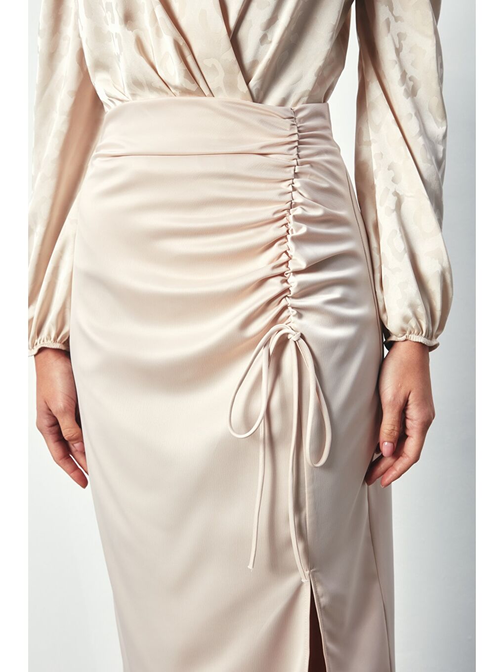 Büzgü Detaylı Saten Etek - Bej-3