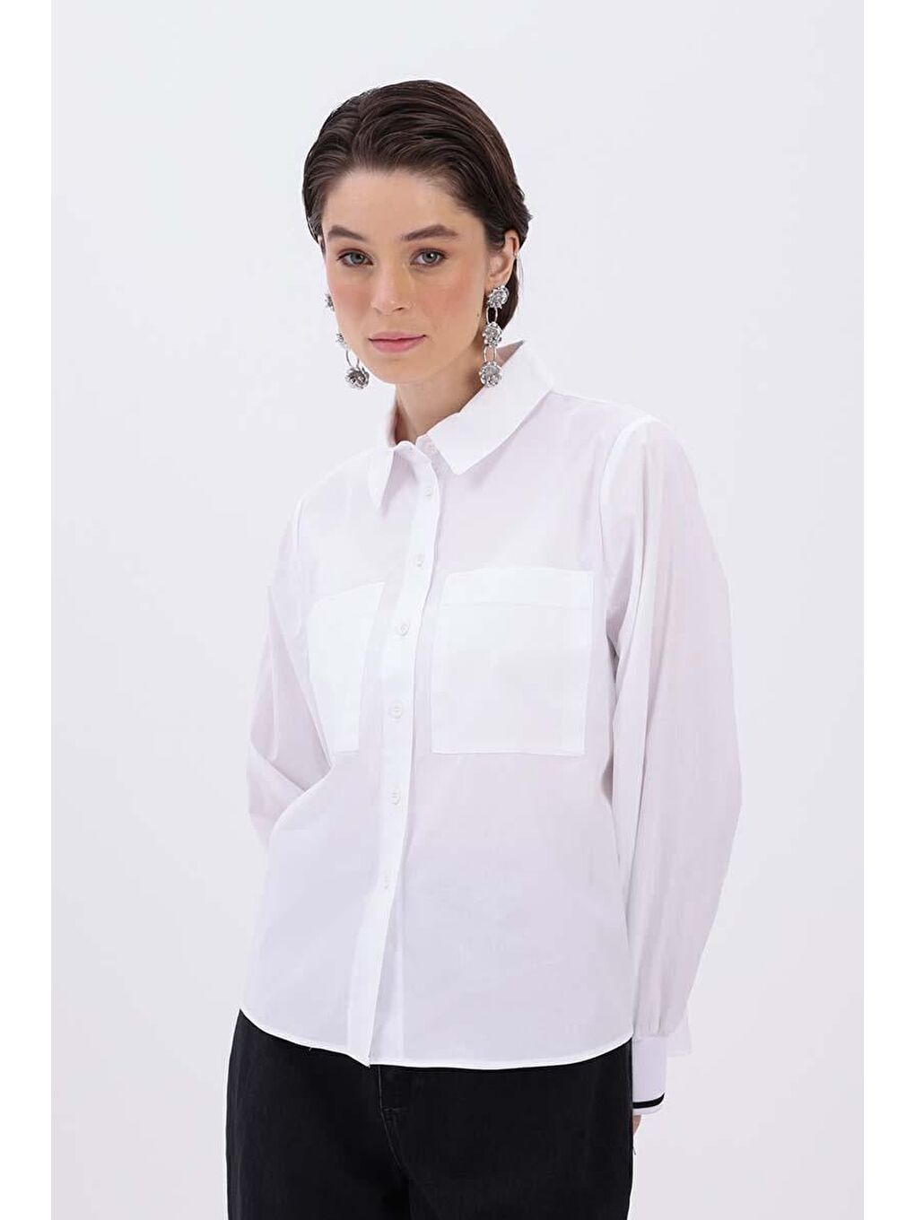 Beyaz Pamuklu Manşeti Ribanalı Cepli Gömlek