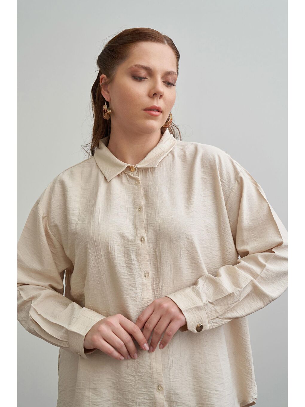 Bej Büyük Beden Manşet Detaylı Düğmeli Gömlek-3