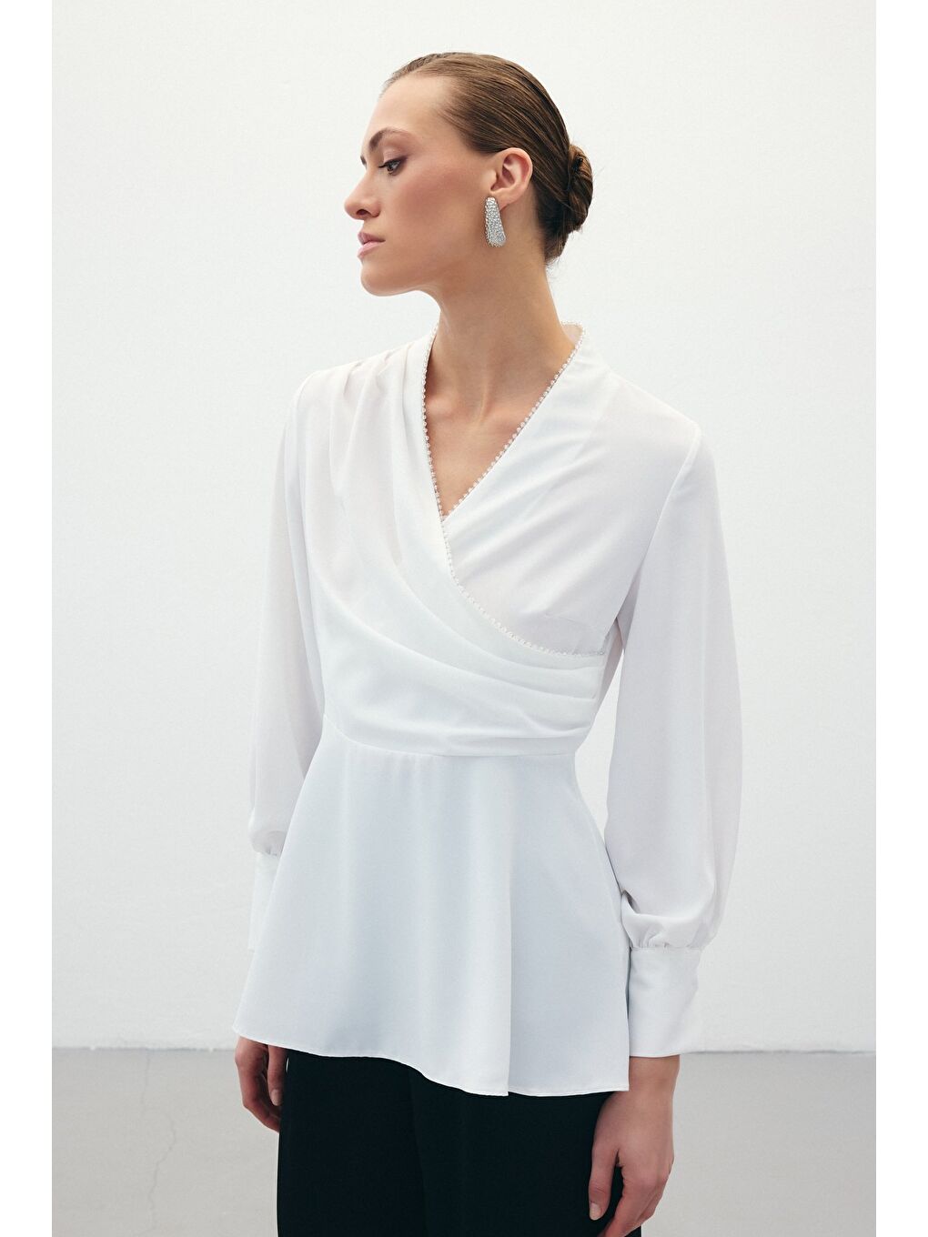 Boncuklu Yaka Kruvaze Bluz - Ekru