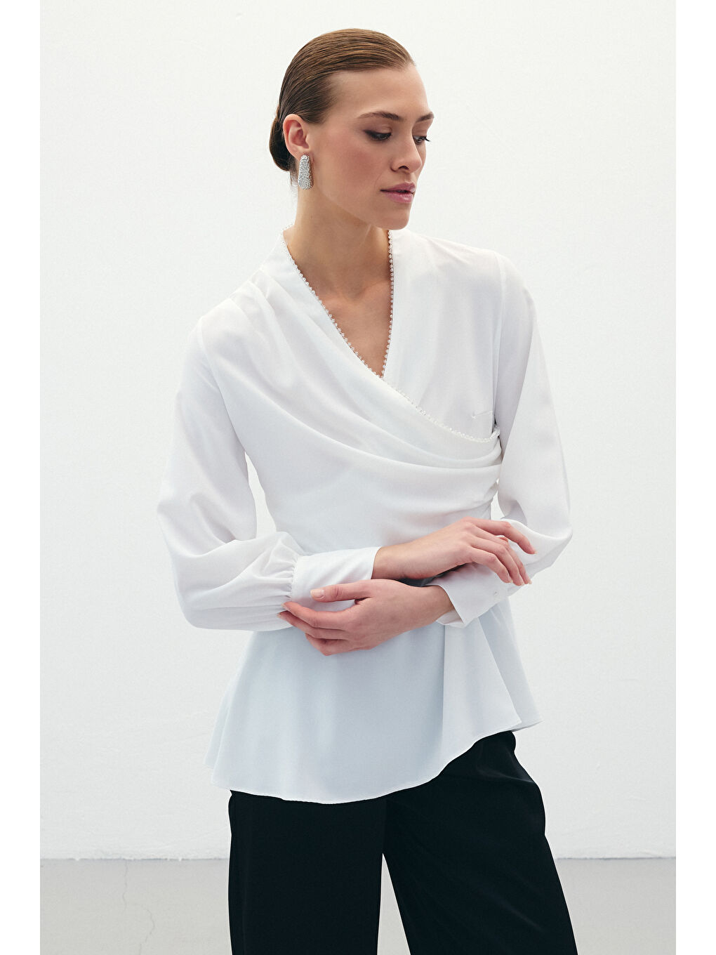 Boncuklu Yaka Kruvaze Bluz - Ekru-1