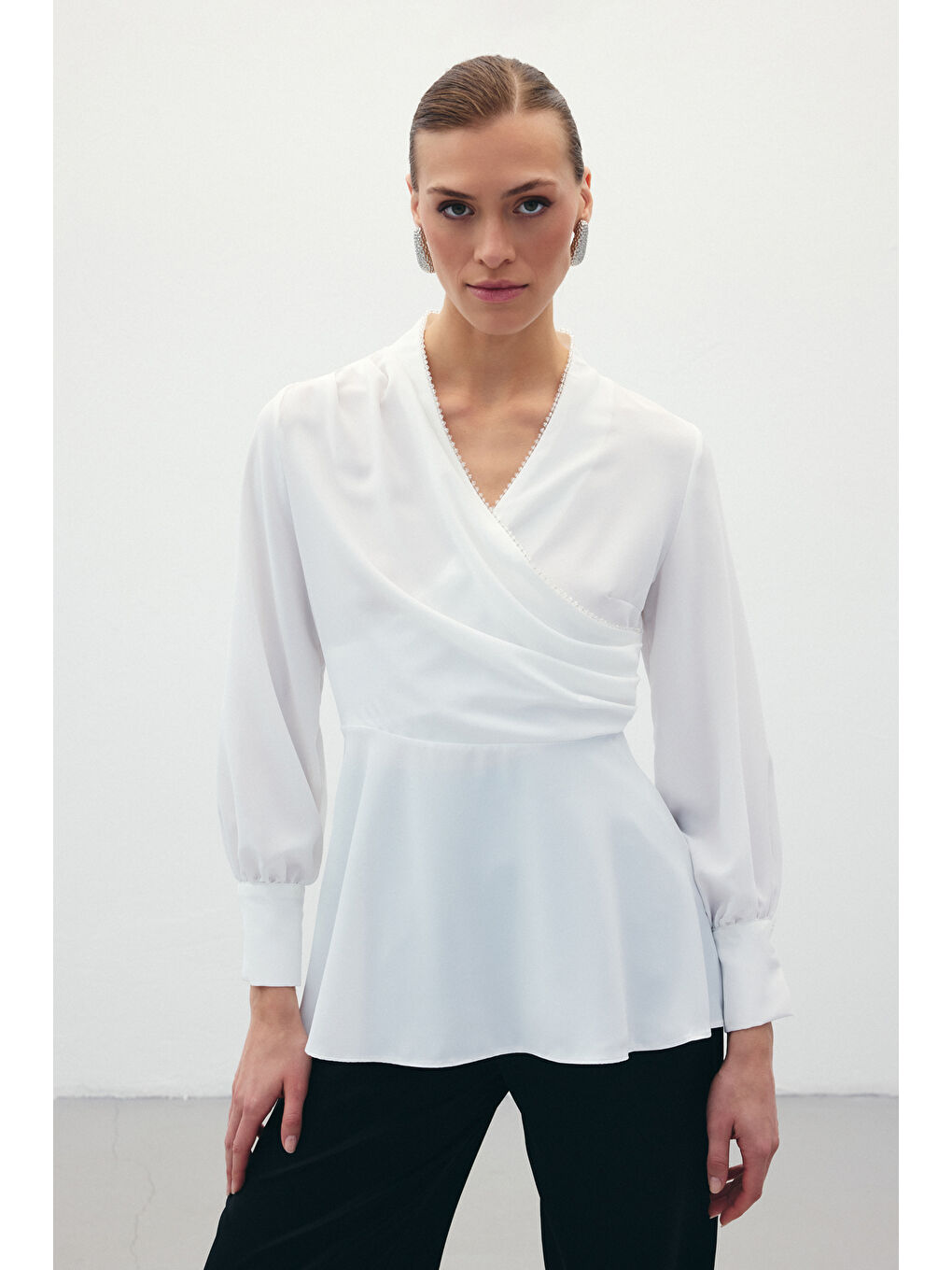 Boncuklu Yaka Kruvaze Bluz - Ekru-2