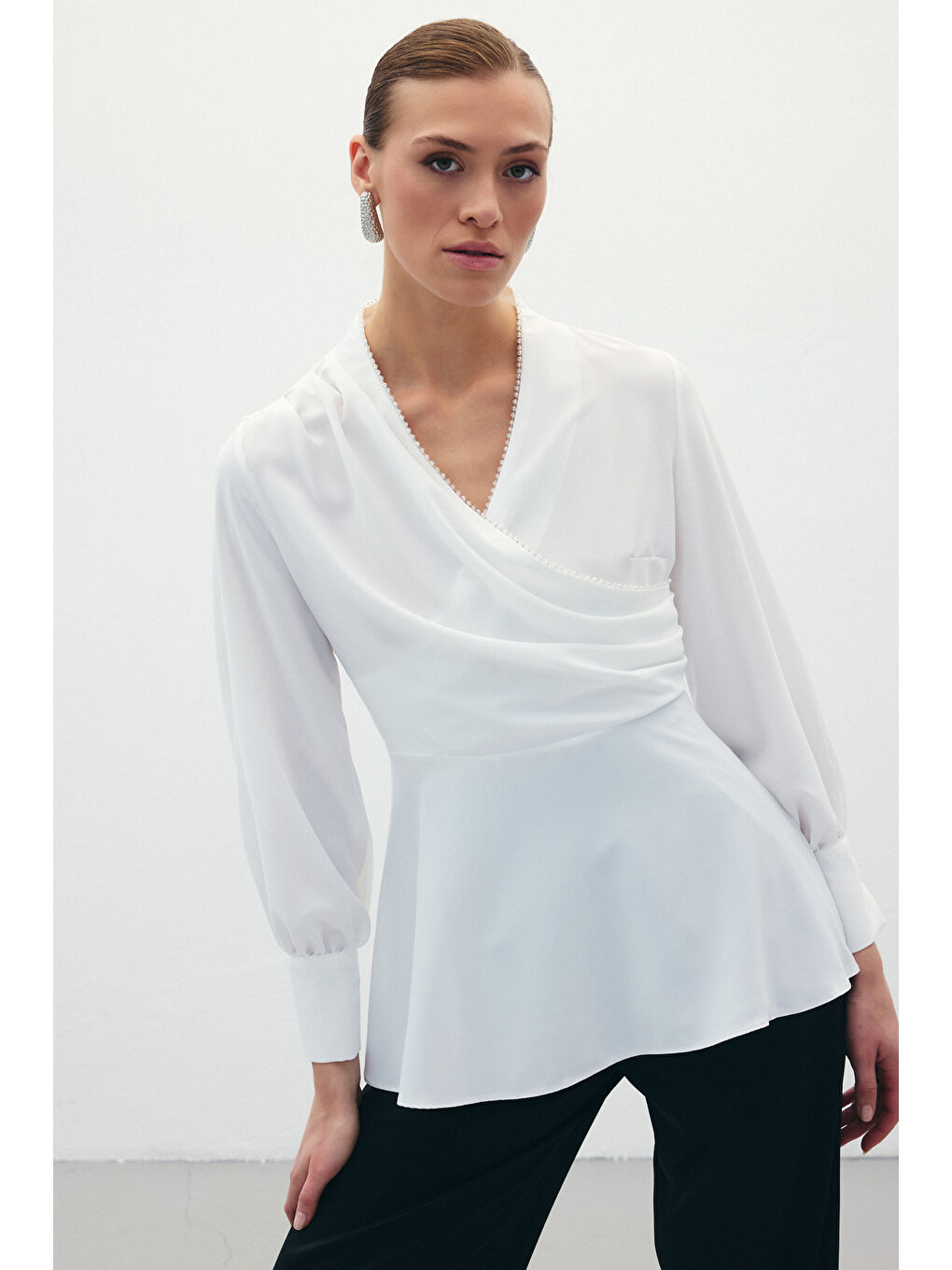 Boncuklu Yaka Kruvaze Bluz - Ekru-3