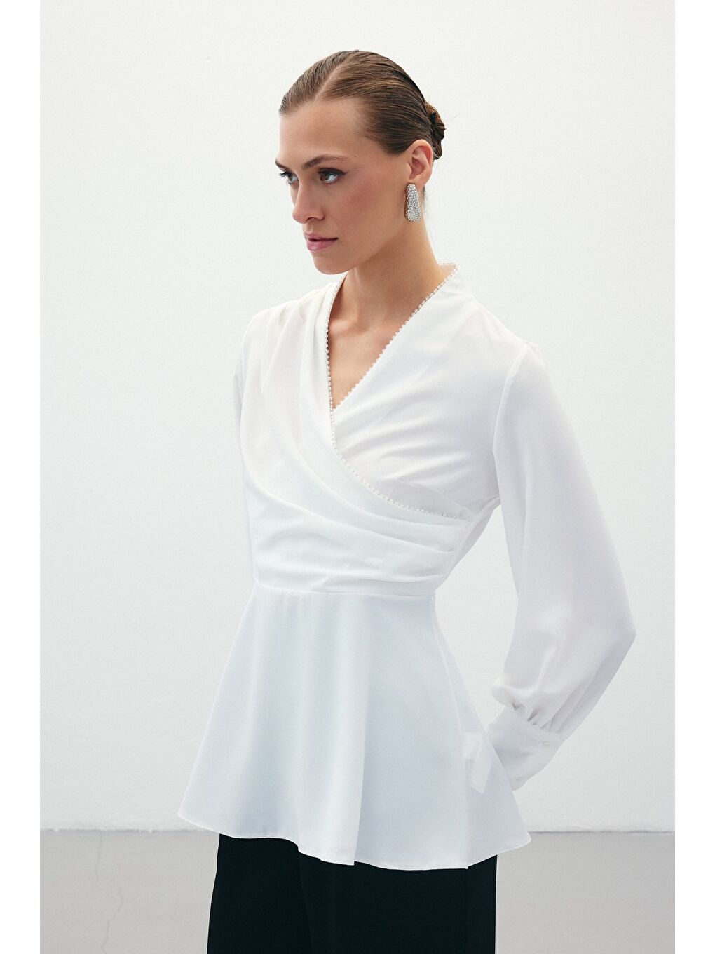 Boncuklu Yaka Kruvaze Bluz - Ekru-4