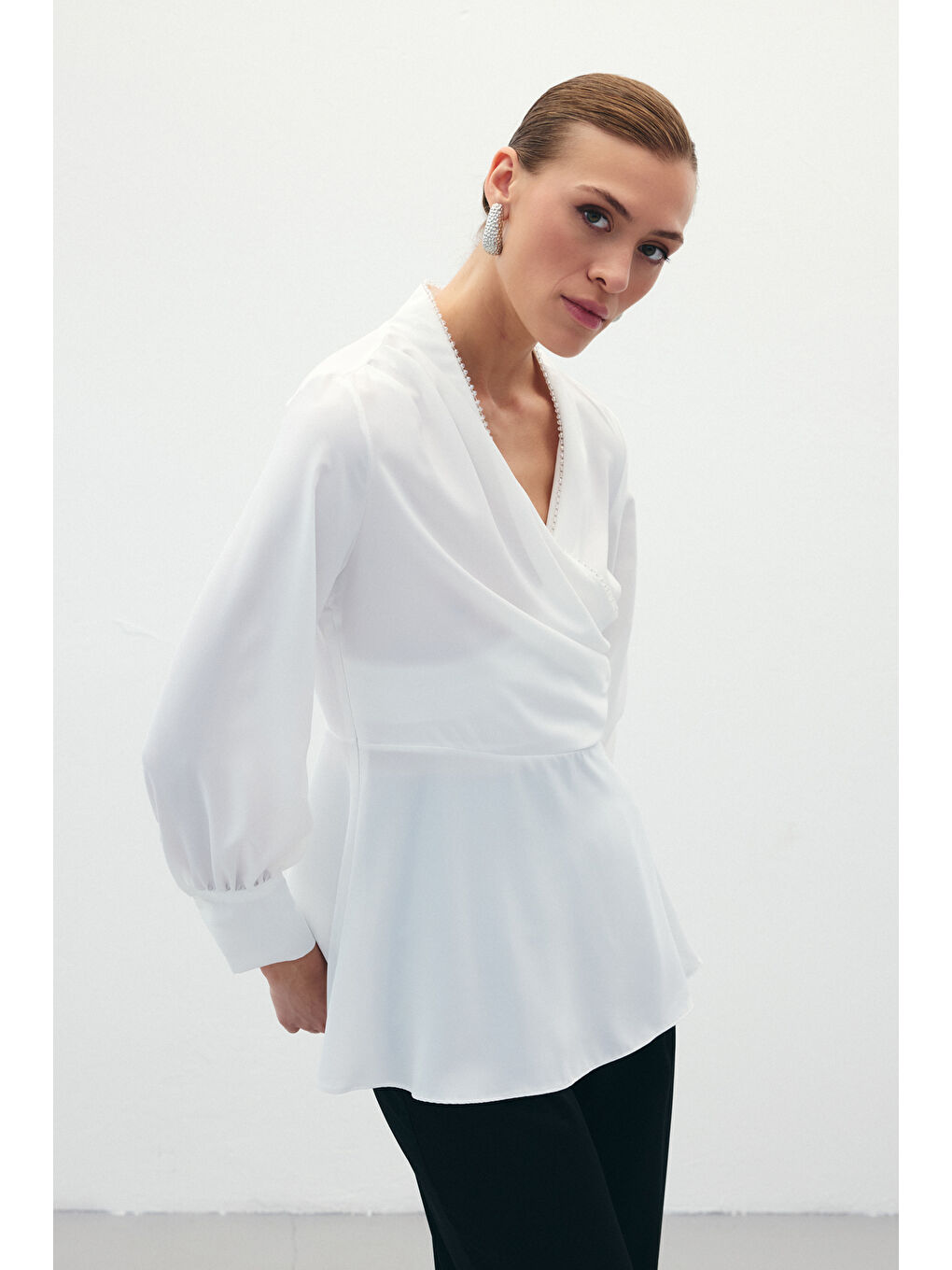 Boncuklu Yaka Kruvaze Bluz - Ekru-5