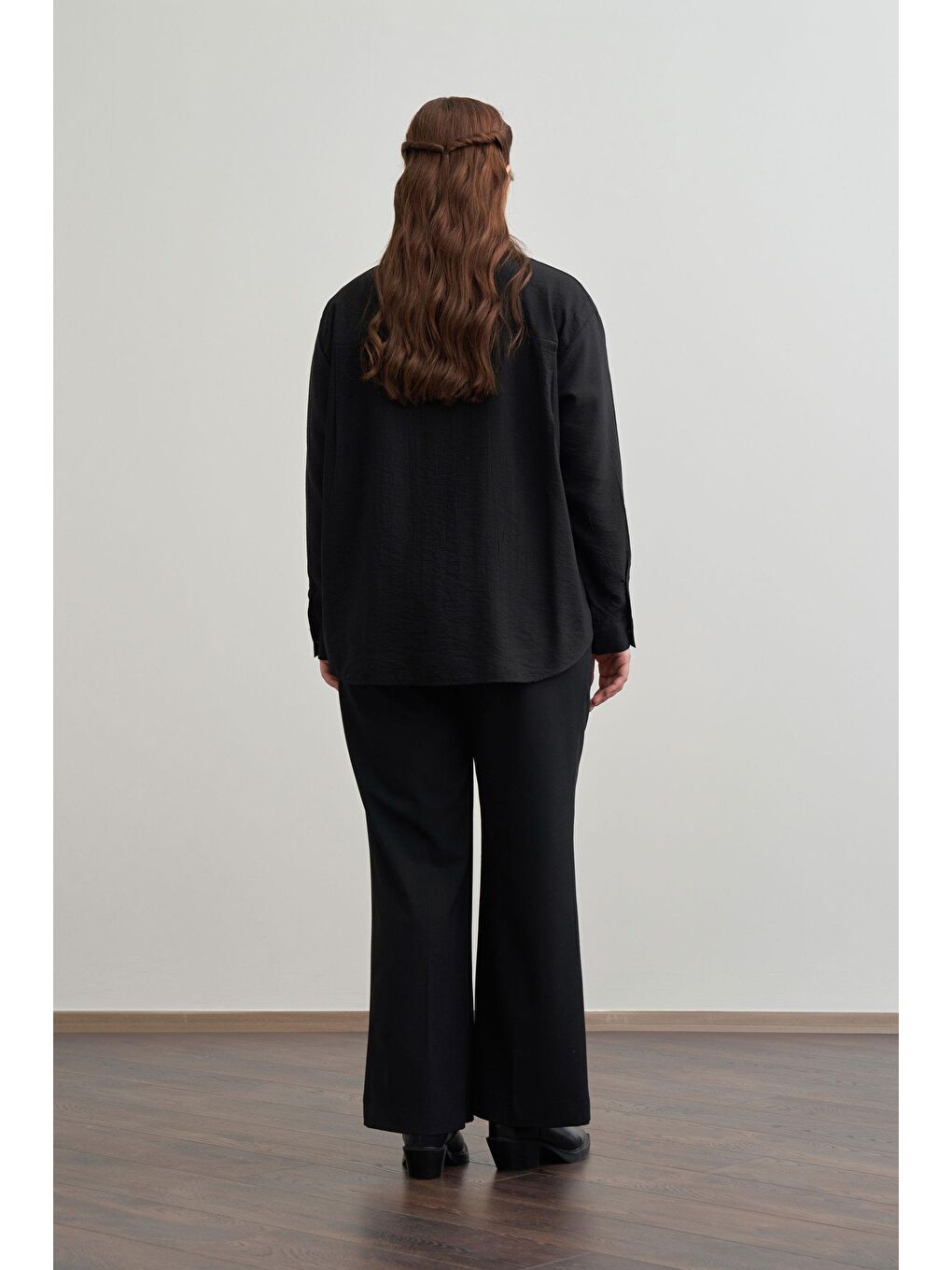 Siyah Büyük Beden Manşet Detaylı Düğmeli Gömlek-2