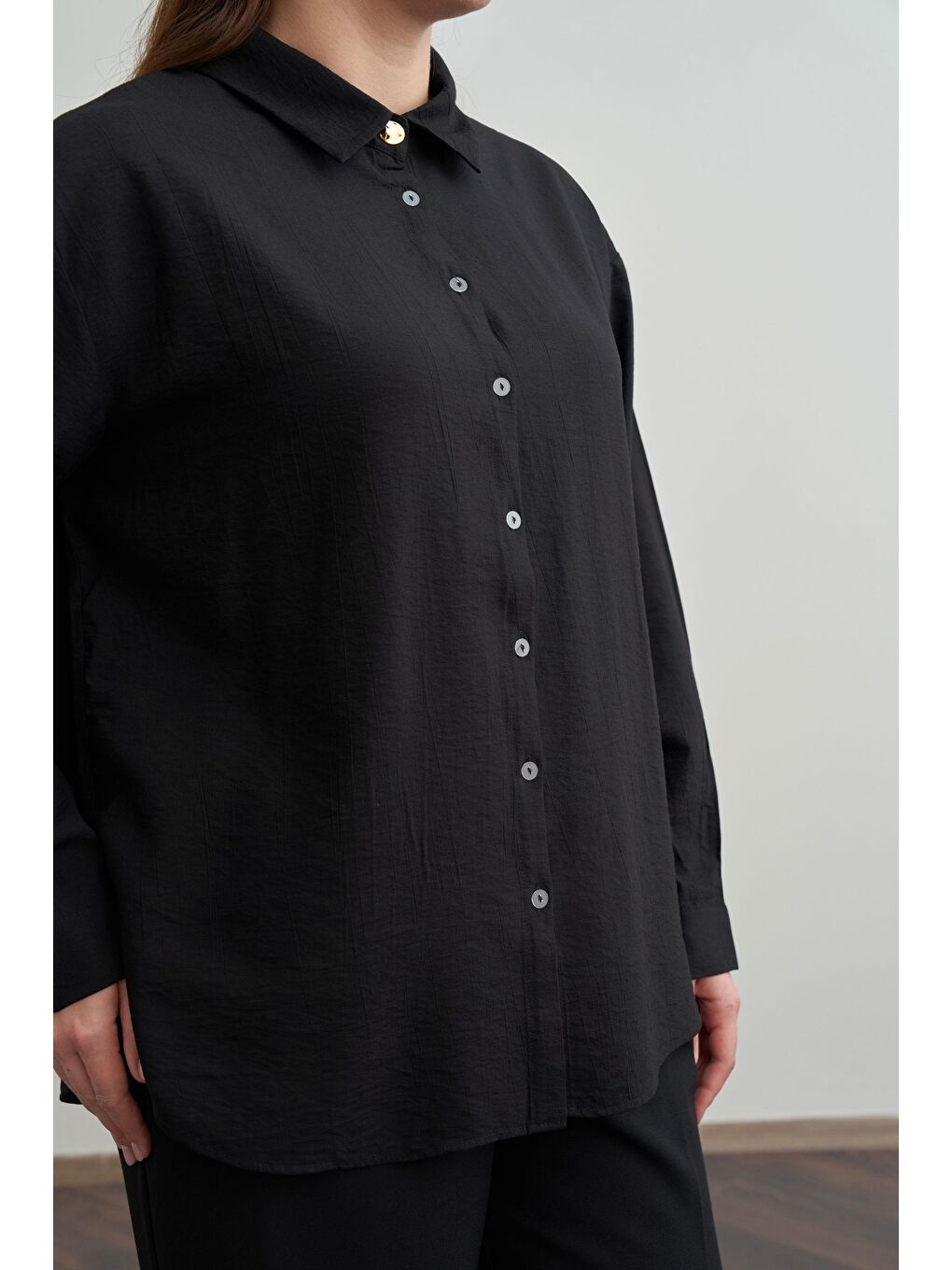 Siyah Büyük Beden Manşet Detaylı Düğmeli Gömlek-4