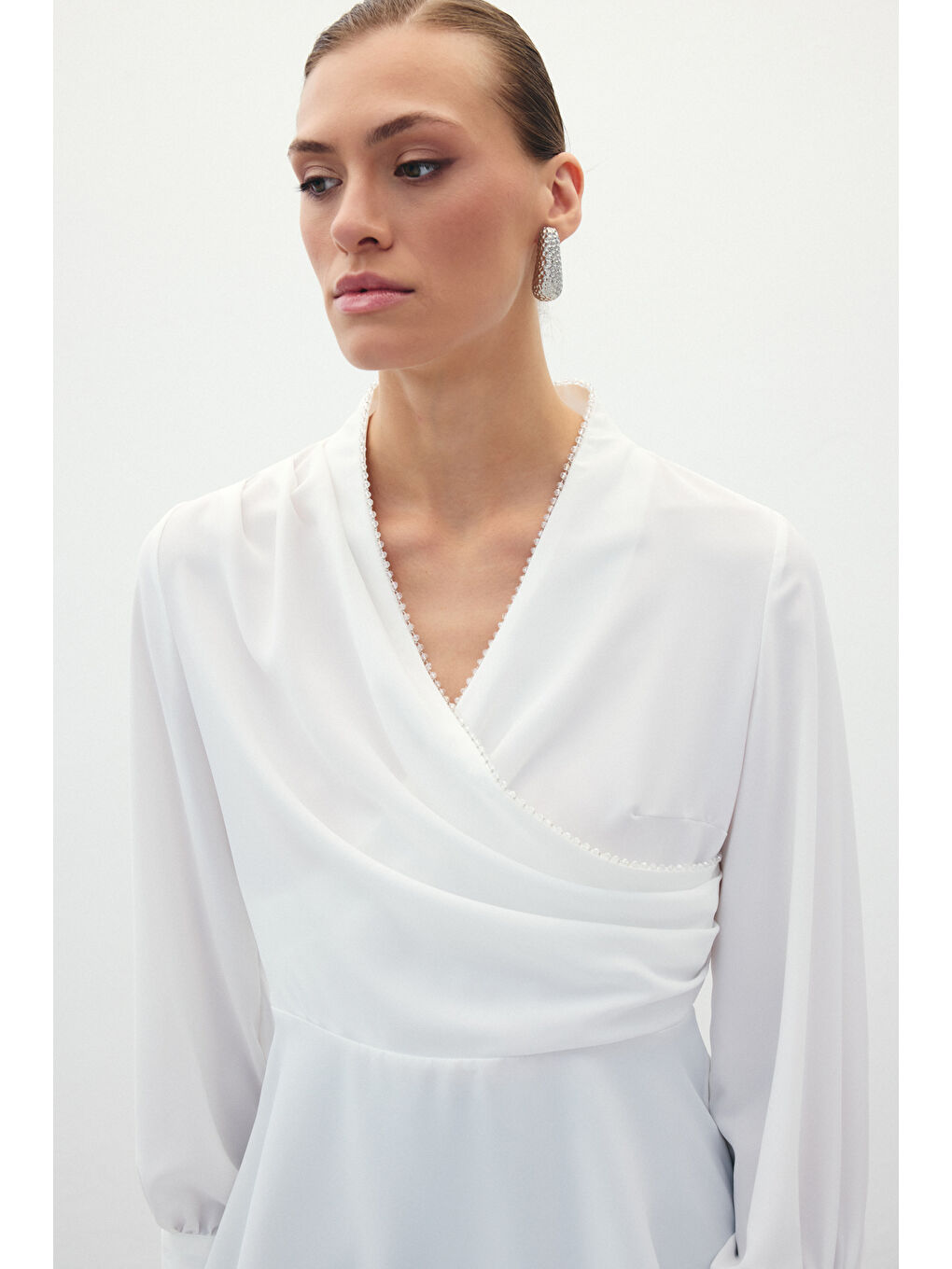 Boncuklu Yaka Kruvaze Bluz - Ekru-6