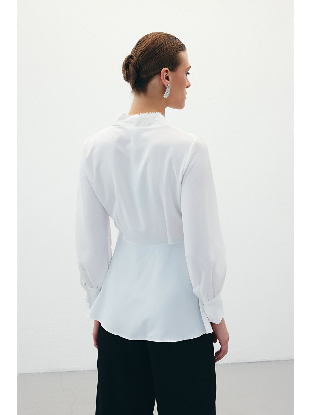 Boncuklu Yaka Kruvaze Bluz - Ekru-7