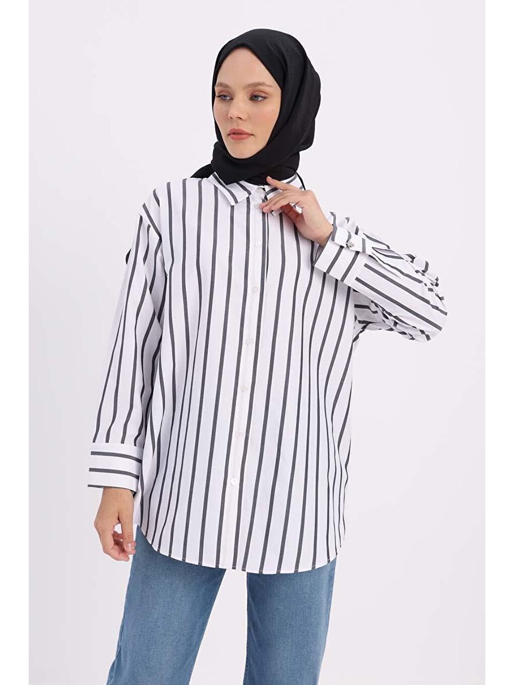 Beyaz-Siyah Arkası Yırtmaçlı Aparturalı Çizgili Gömlek