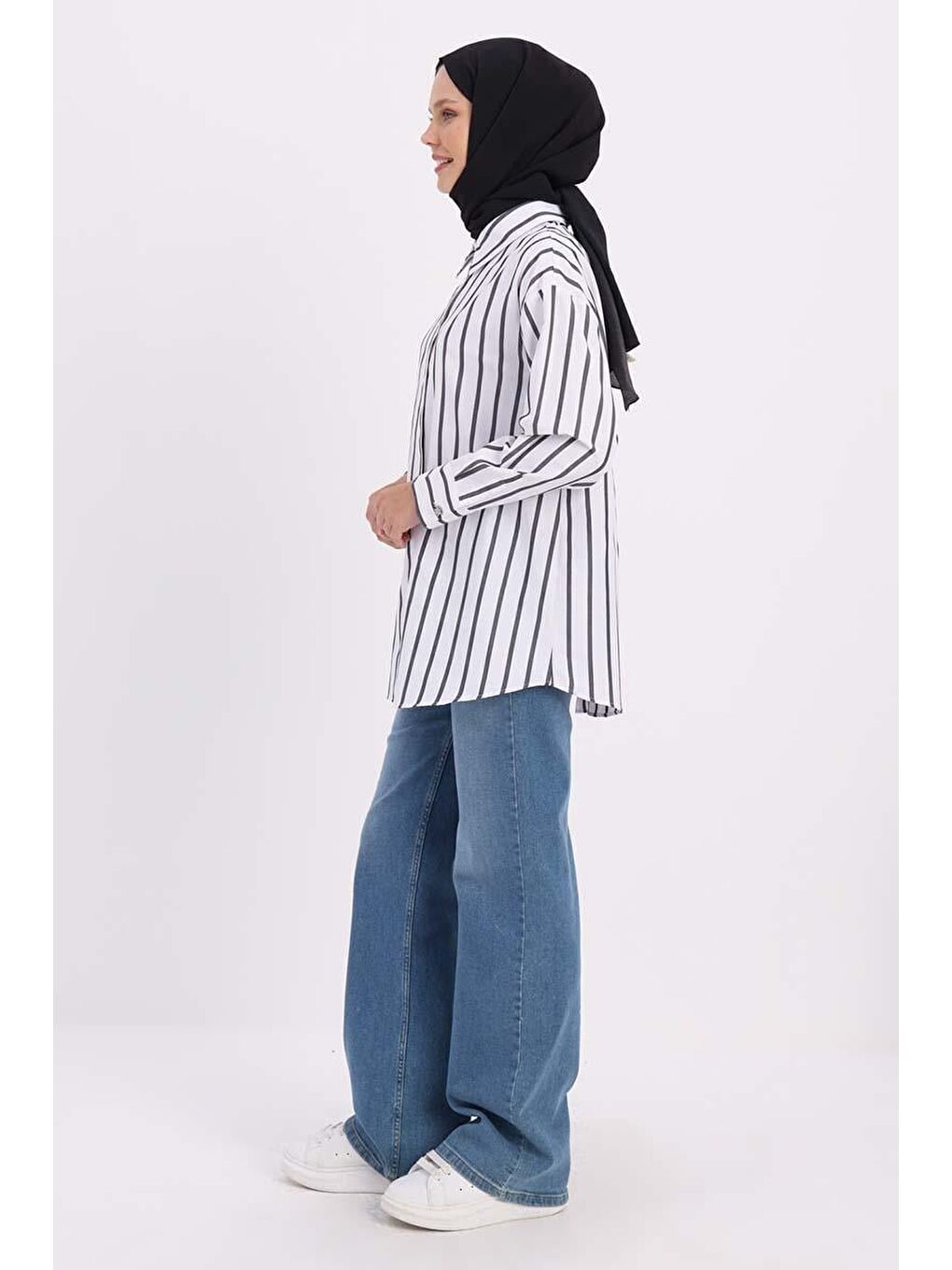 Beyaz-Siyah Arkası Yırtmaçlı Aparturalı Çizgili Gömlek-2